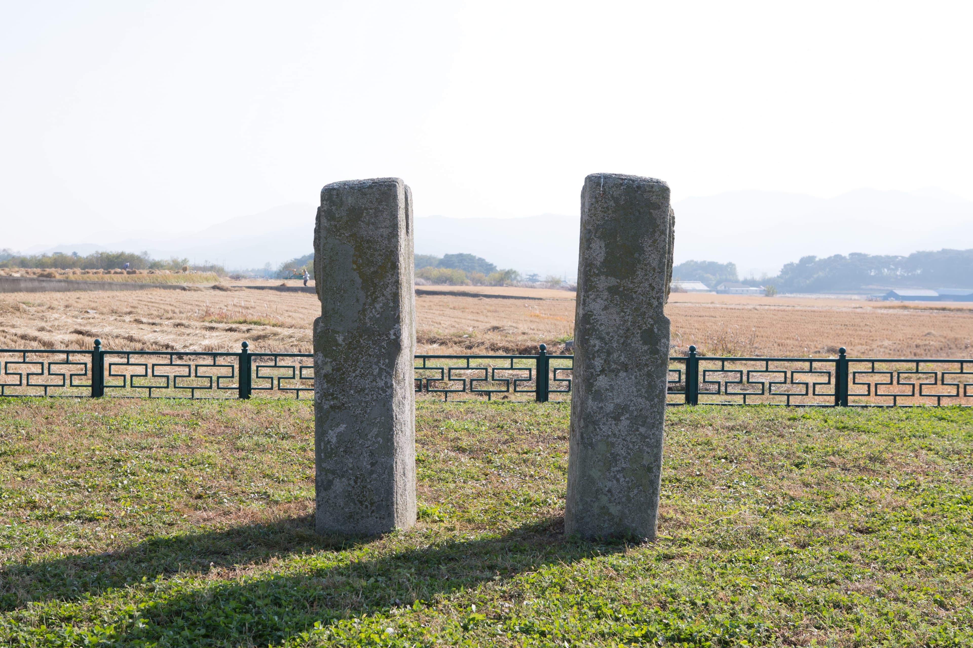 경주 보문사지 연화문 당간지주 — 경주 보문사지 연화문 당간지주_ 당간부 (촬영년도 : 2015년)