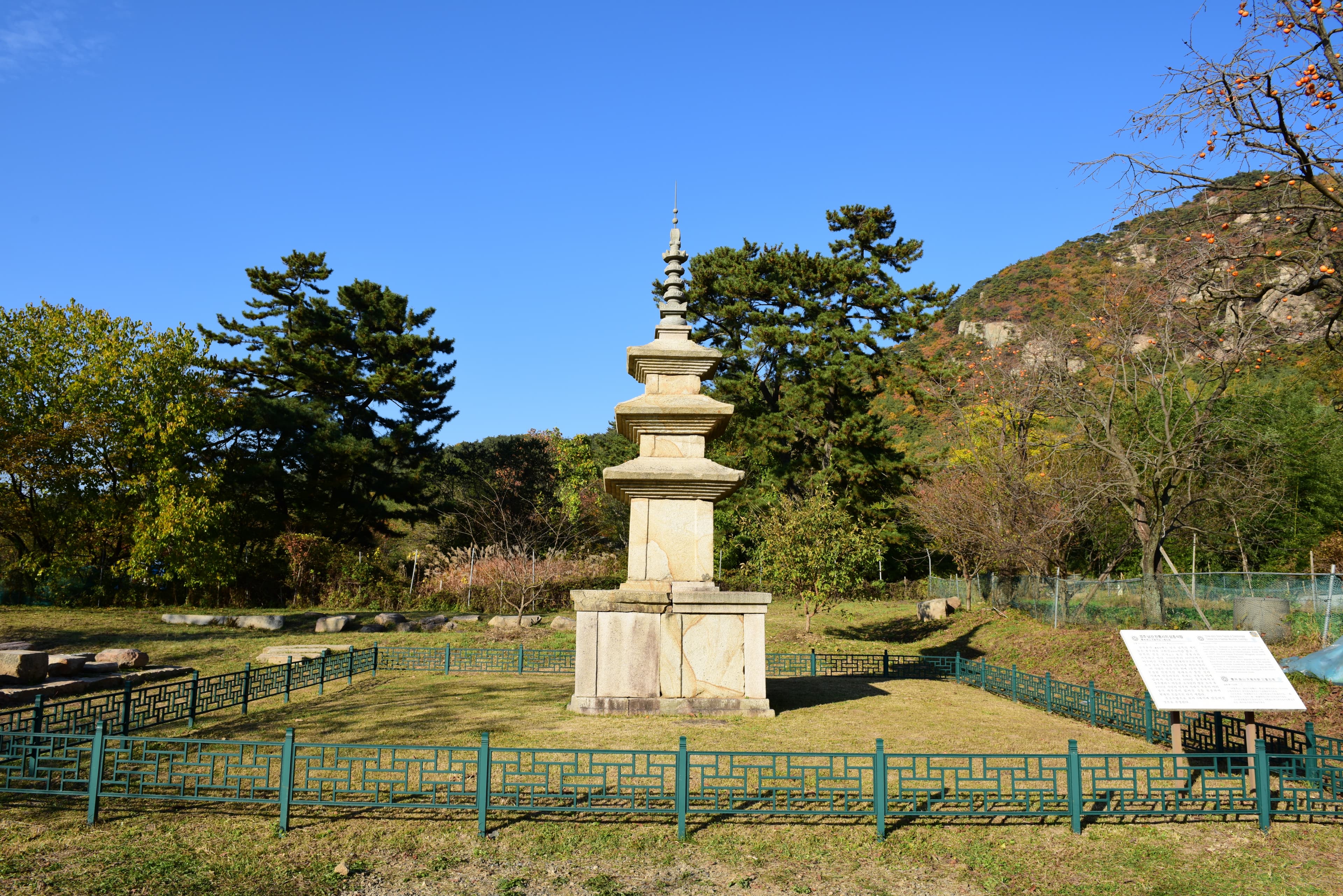 경주 남산 천룡사지 삼층석탑 — 경주 남산 천룡사지 삼층석탑_전경 (촬영년도 : 2015년)