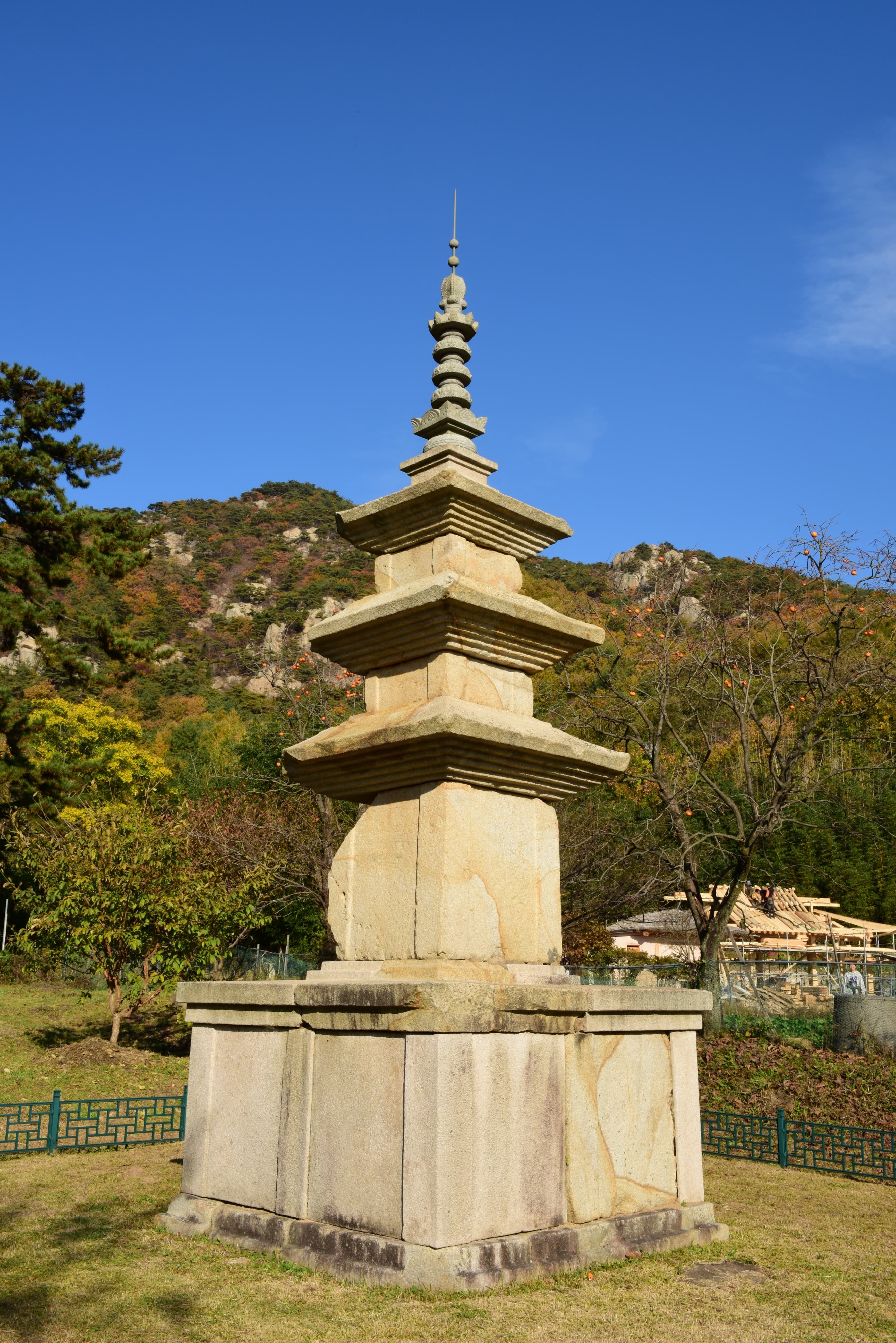 경주 남산 천룡사지 삼층석탑 — 경주 남산 천룡사지 삼층석탑_측면 (촬영년도 : 2015년)