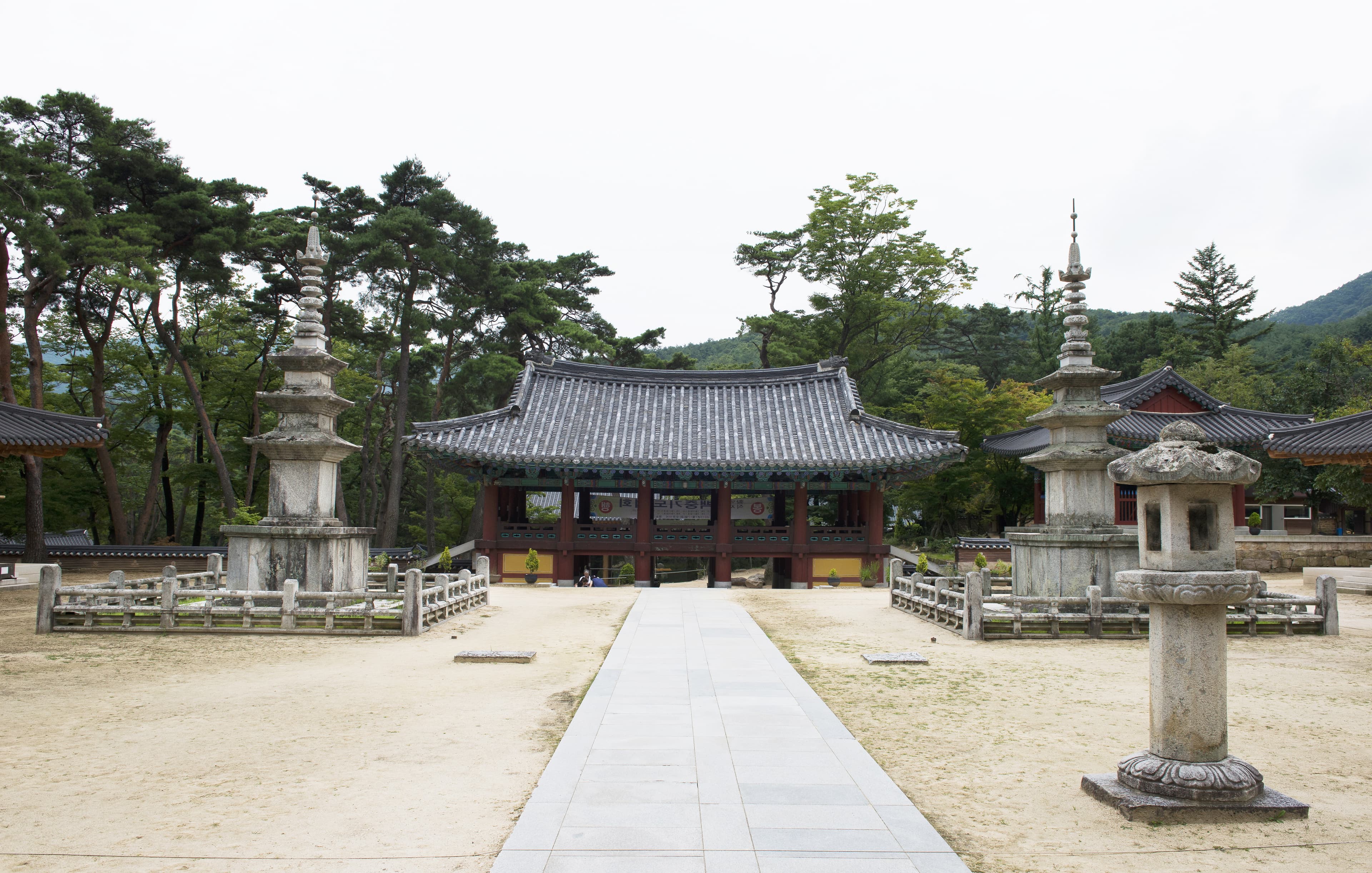 문경 도천사지 동·서 삼층석탑 — 문경 도천사지 동·서 삼층석탑_대웅전에서 바라 본 동탑과 서탑 (촬영년도 : 2015년)