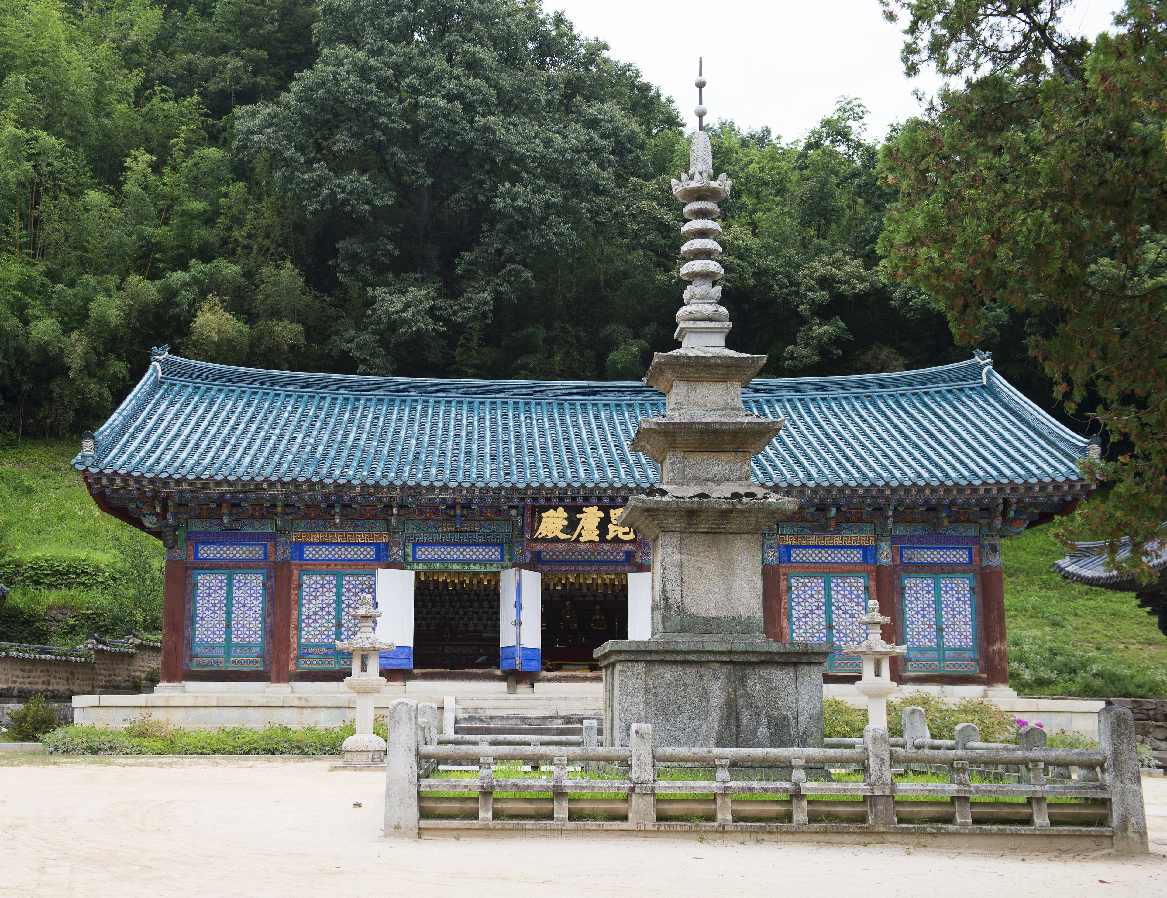 문경 도천사지 동·서 삼층석탑 — 문경 도천사지 동·서 삼층석탑_동탑 정면 (촬영년도 : 2015년)