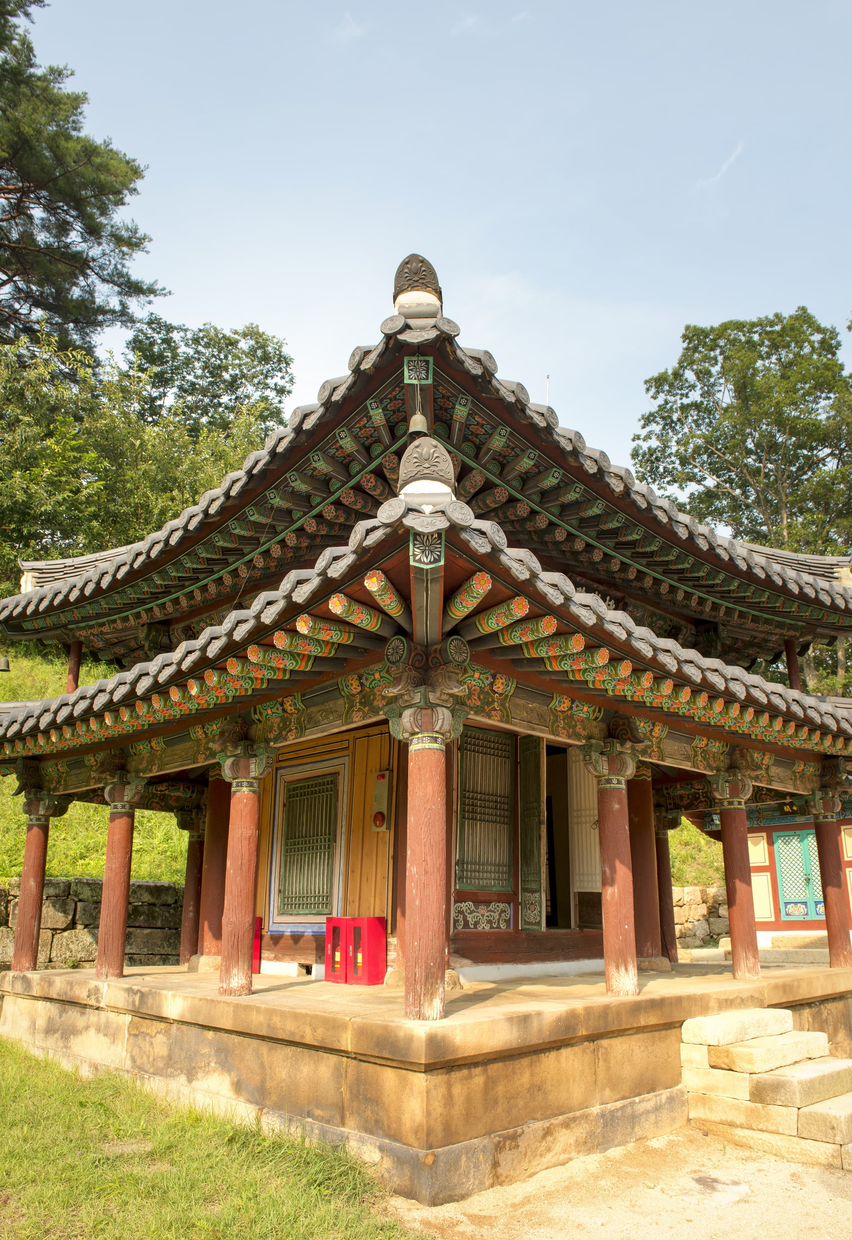 문경 봉암사 극락전 — 문경 봉암사 극락전_옆면 (촬영년도 : 2015년)