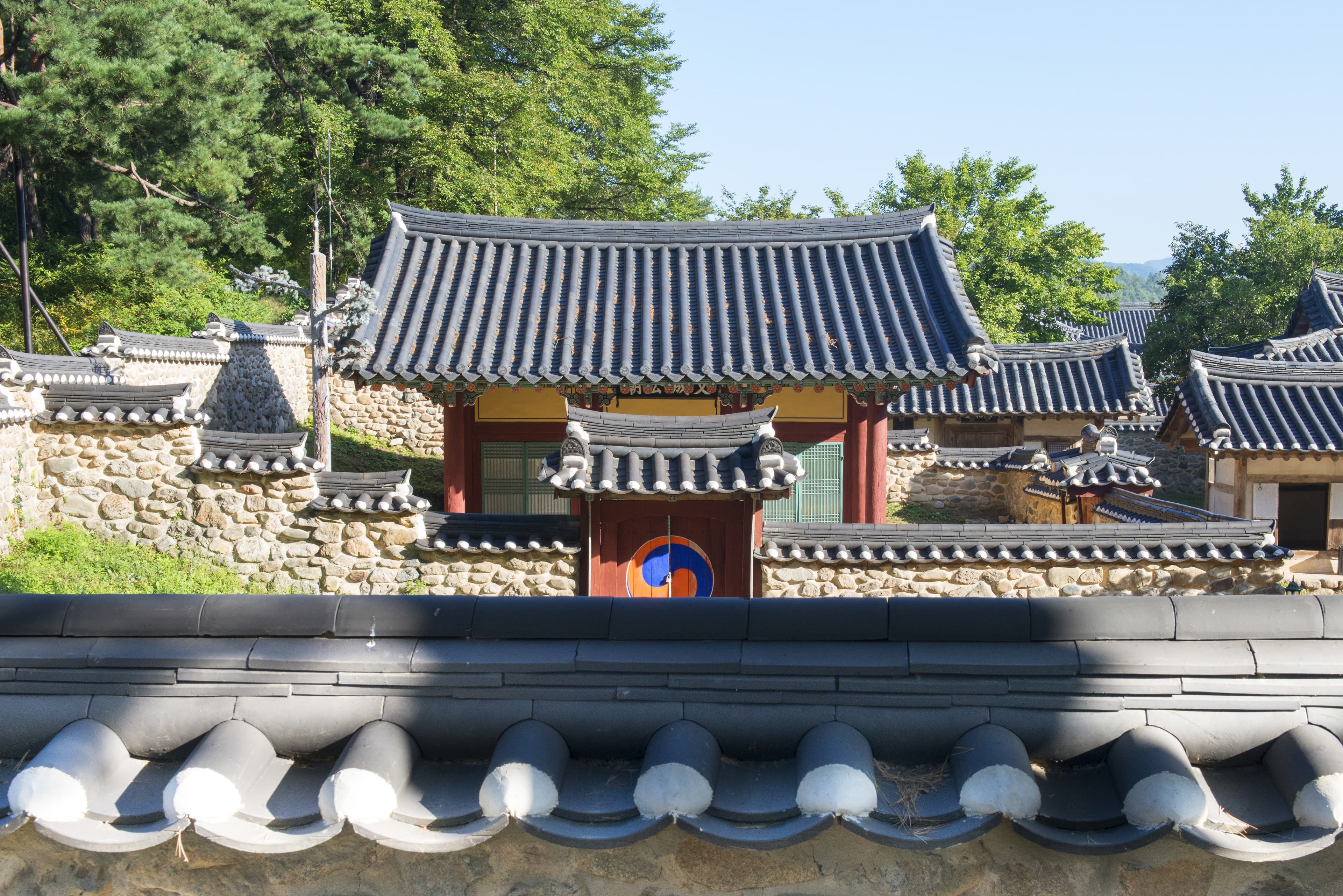 영주 소수서원 문성공묘 — 영주 소수서원 문성공묘_담장 너머로 본 문성공묘 (촬영년도 : 2015년)
