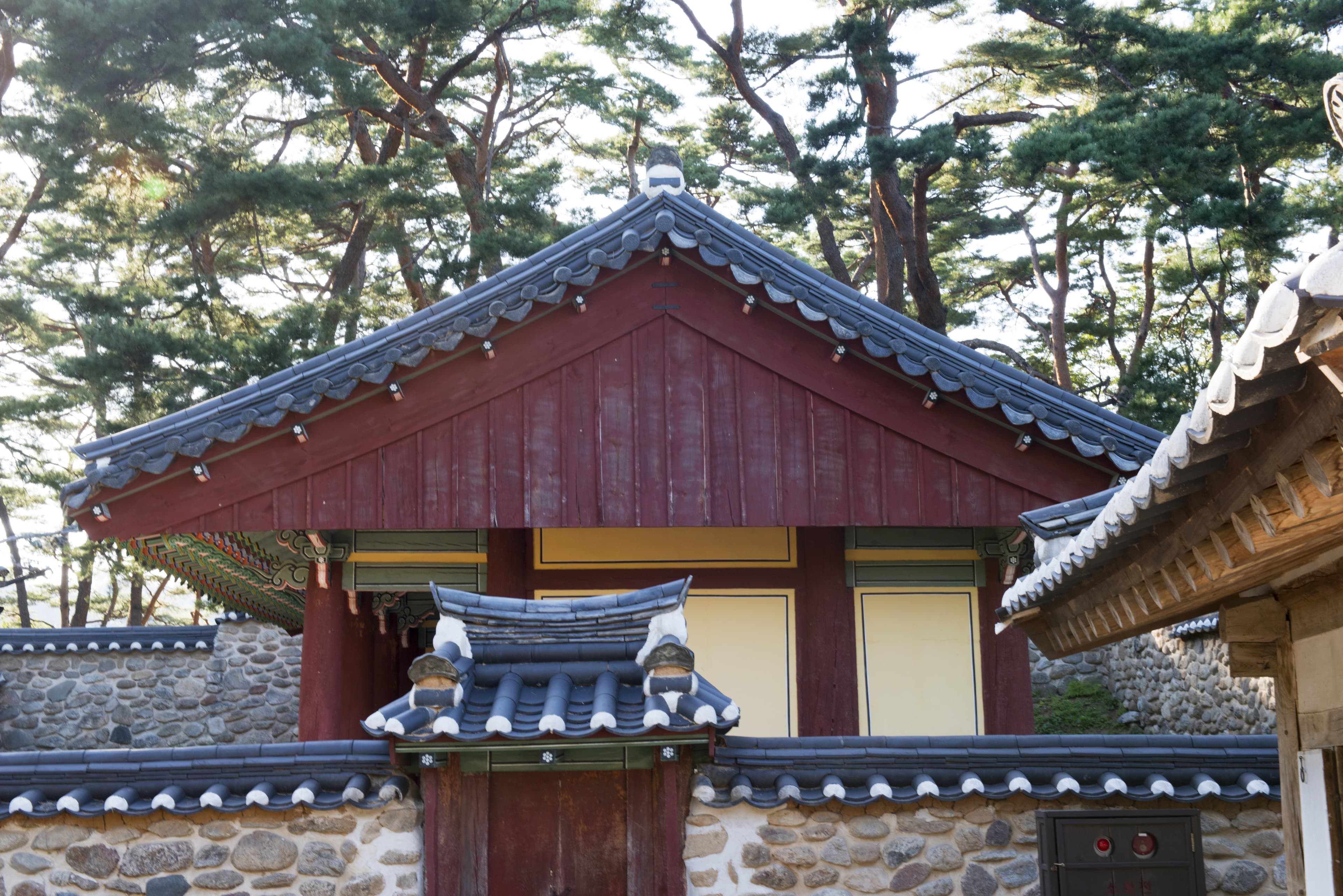 영주 소수서원 문성공묘 — 영주 소수서원 문성공묘_맞배지붕 (촬영년도 : 2015년)