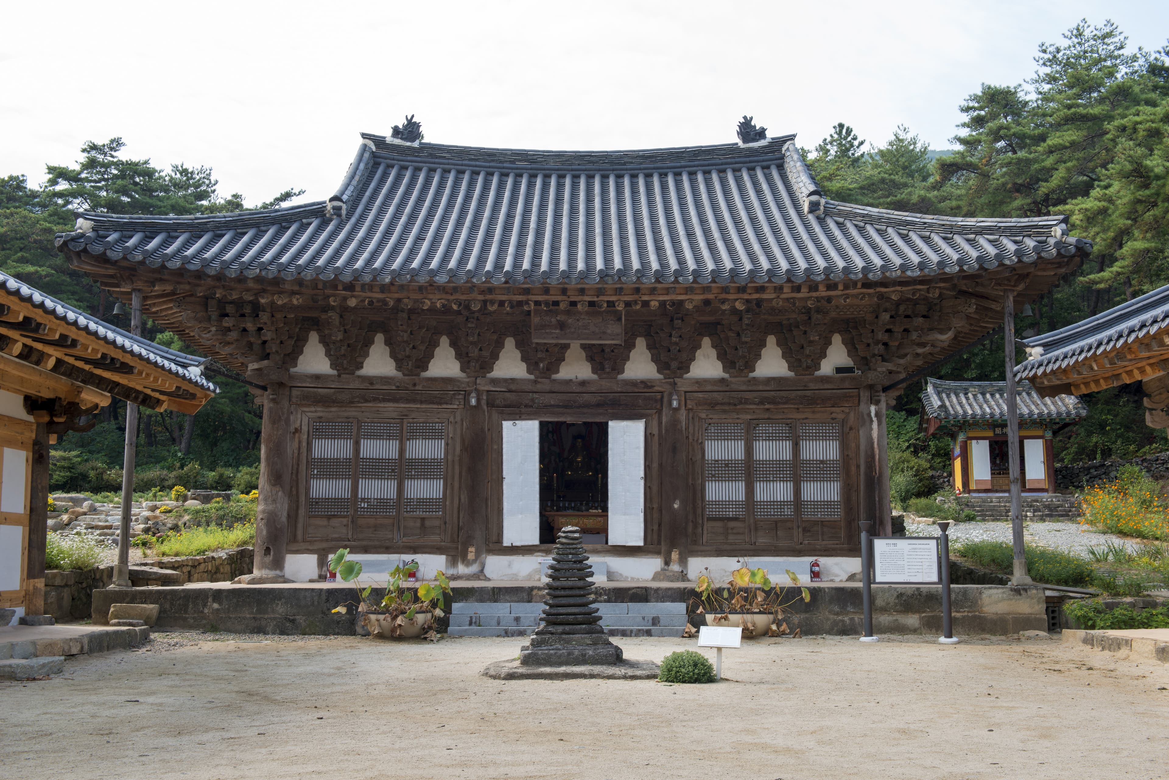 의성 대곡사 대웅전 — 의성 대곡사 대웅전_정면 (촬영년도 : 2015년)