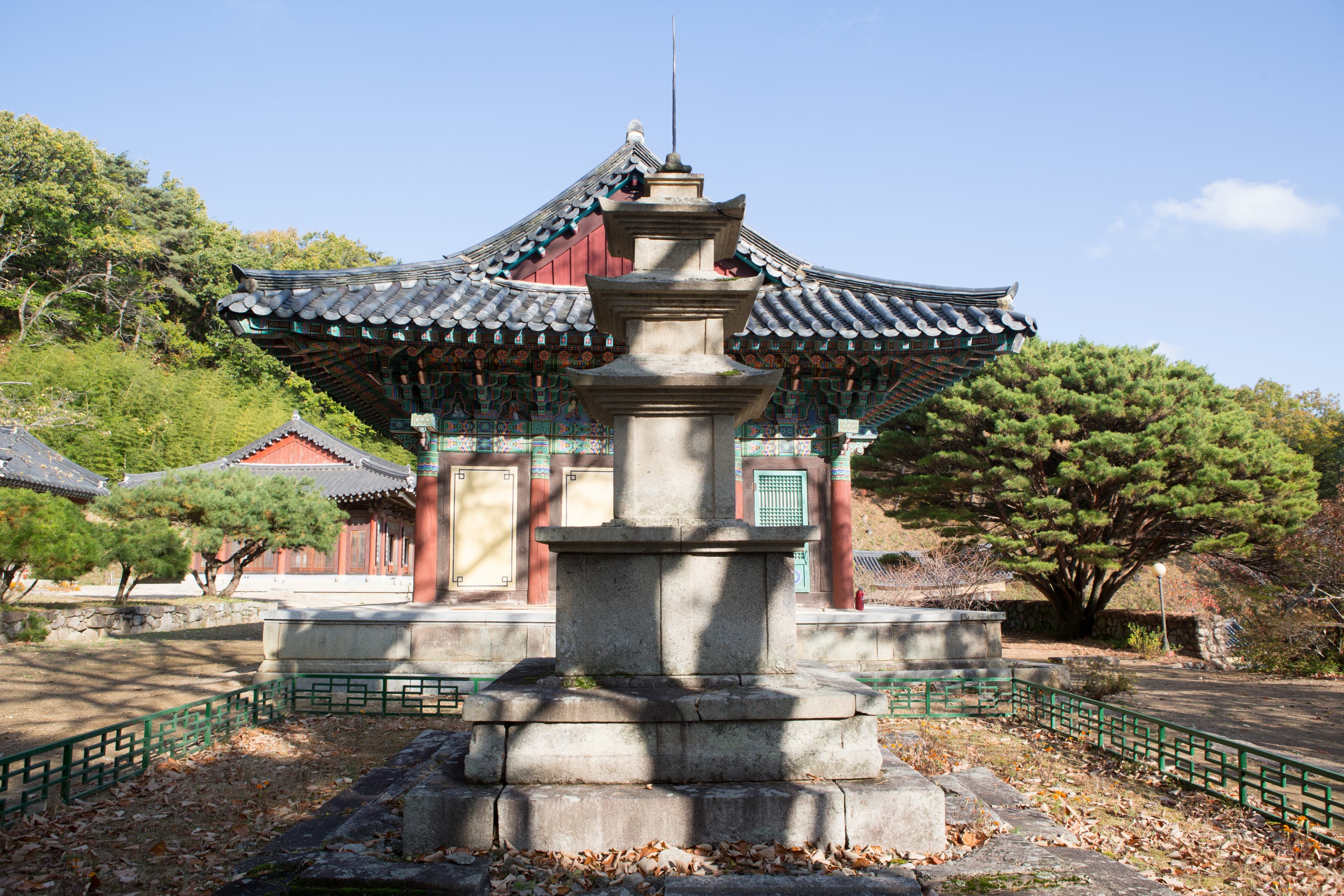 대구 동화사 금당암 동·서 삼층석탑 — 대구 동화사 금당암 동·서 삼층석탑_서 삼층석탑 측면 (촬영년도 : 2015년)