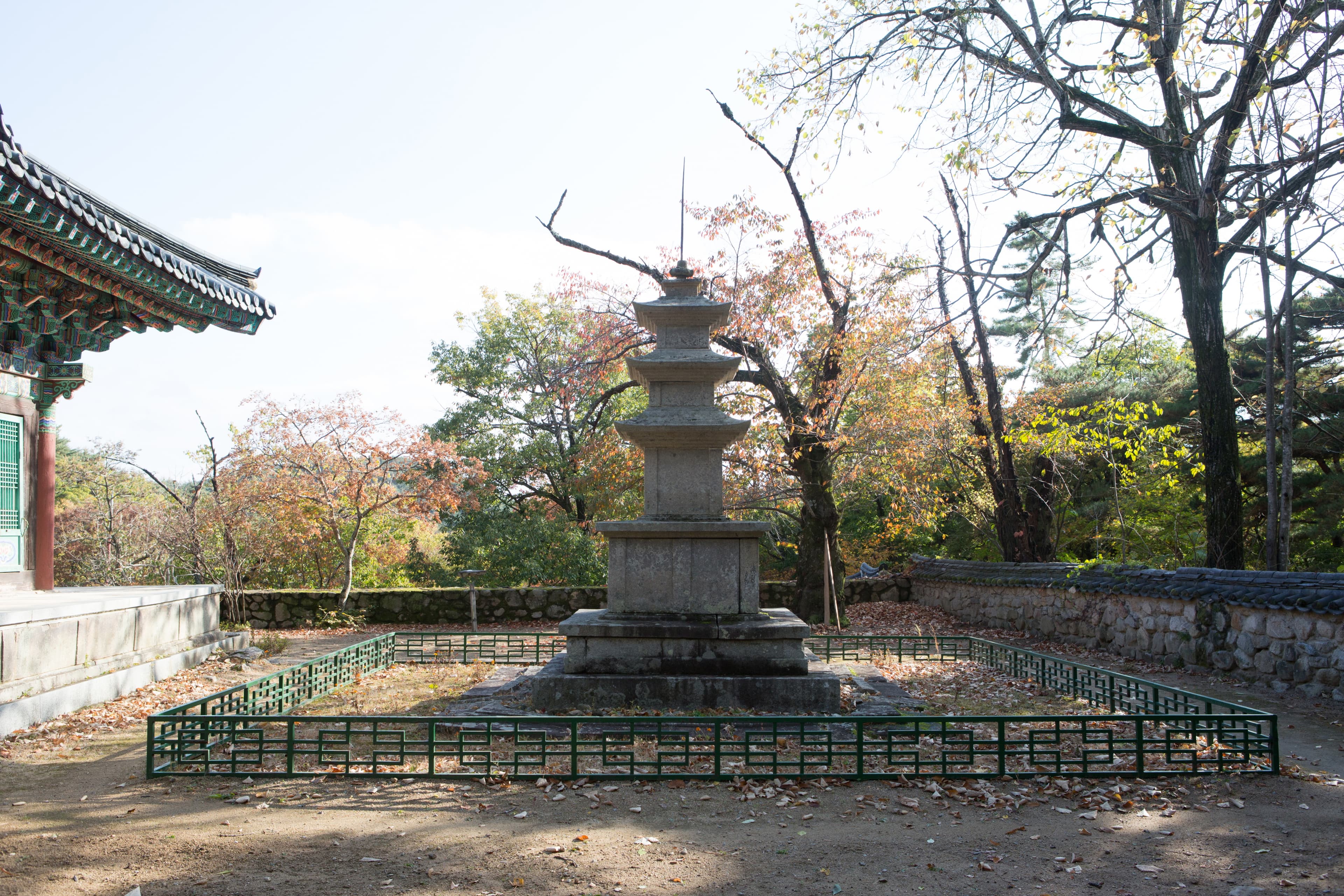 대구 동화사 금당암 동·서 삼층석탑 — 대구 동화사 금당암 동·서 삼층석탑_서 삼층석탑 후면 (촬영년도 : 2015년)