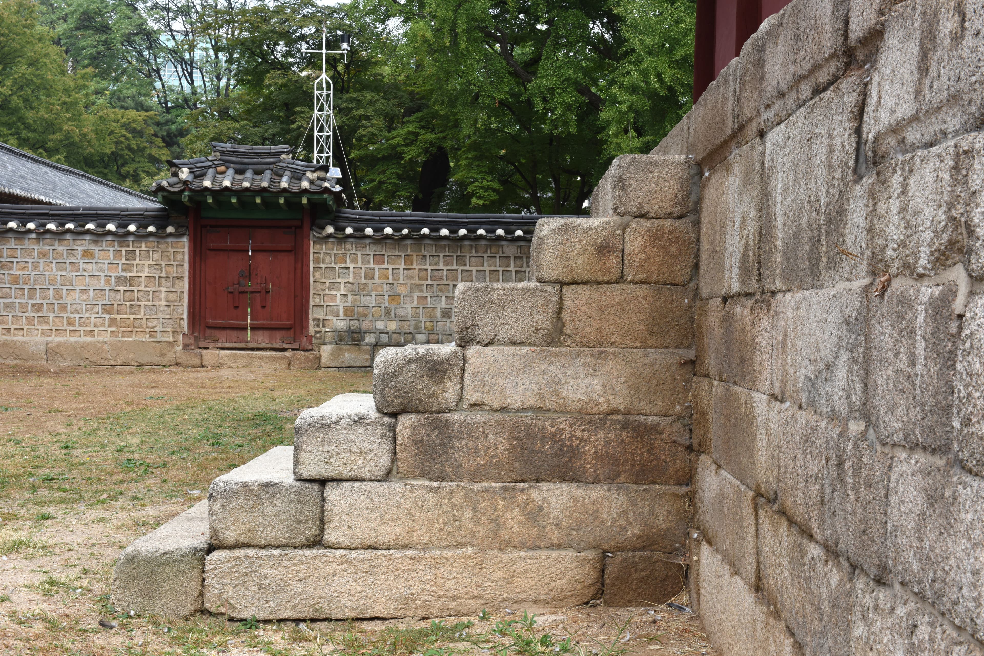 서울 문묘 및 성균관<대성전·동무·서무·삼문·명륜당> — 서울 문묘 및 성균관<대성전·동무·서무·삼문·명륜당>_대성전 측면 돌계단 (촬영년도 : 2015년)