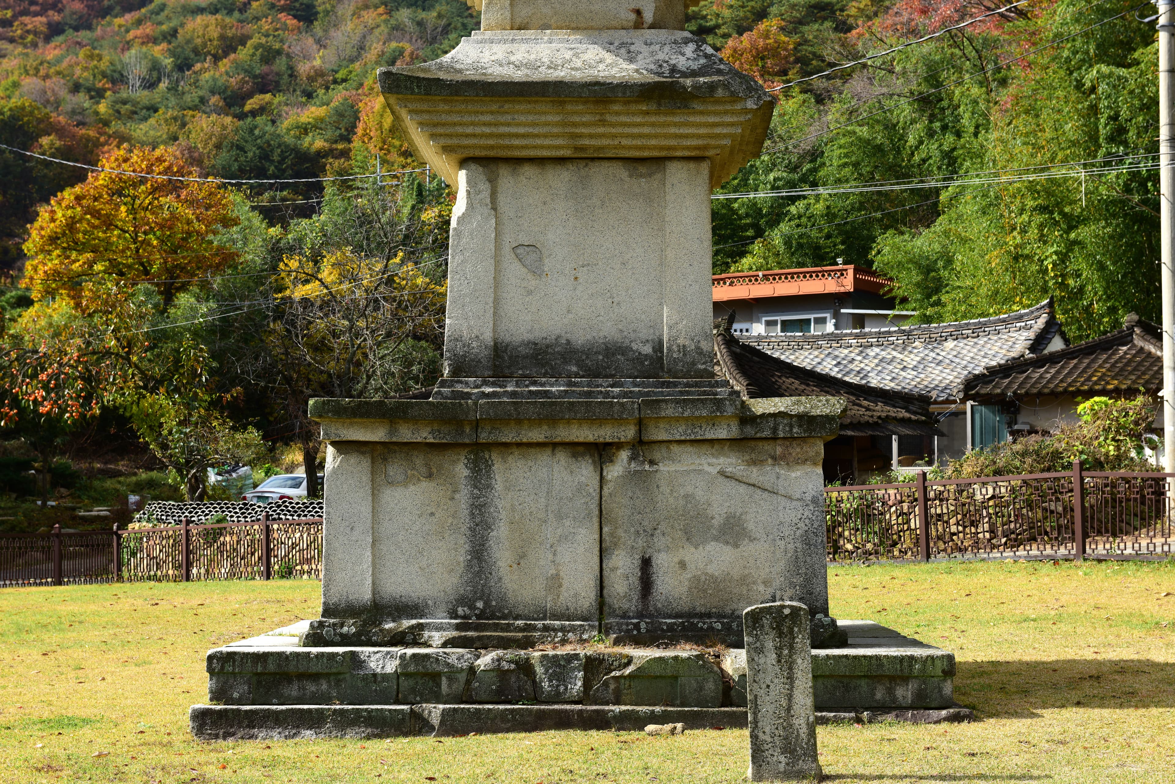 울주 청송사지 삼층석탑 — 울주 청송사지 삼층석탑_기단부와 탑신부 (촬영년도 : 2015년)