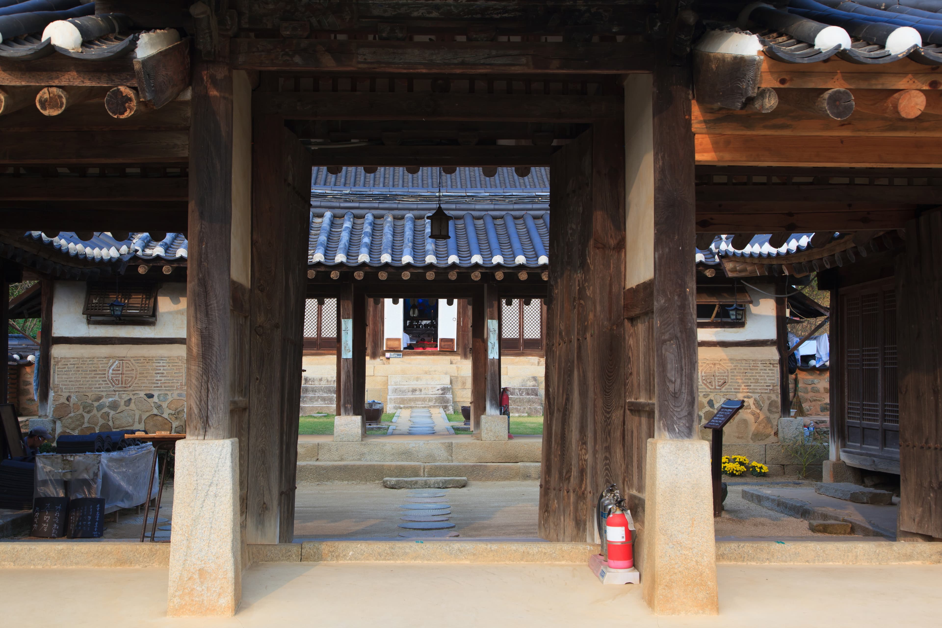 공주 계룡산 중악단 — 공주 계룡산 중악단_대문간채에서 바라본 중악단 (촬영년도 : 2015년)