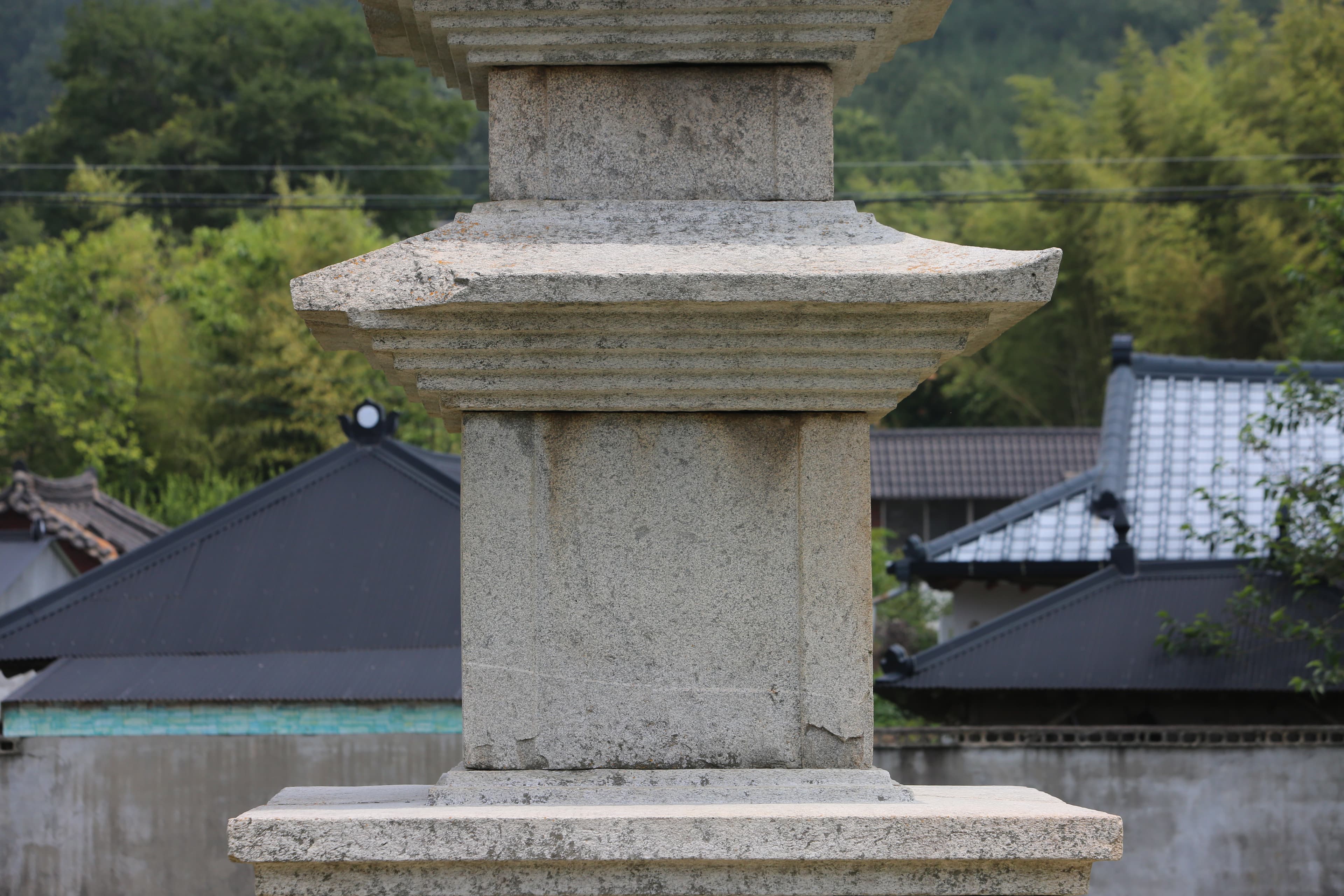 산청 단속사지 서 삼층석탑 — 산청 단속사지 서 삼층석탑_1층 탑신부(남측면)_건축_2016년(자료출처 : 국립문화재연구소)