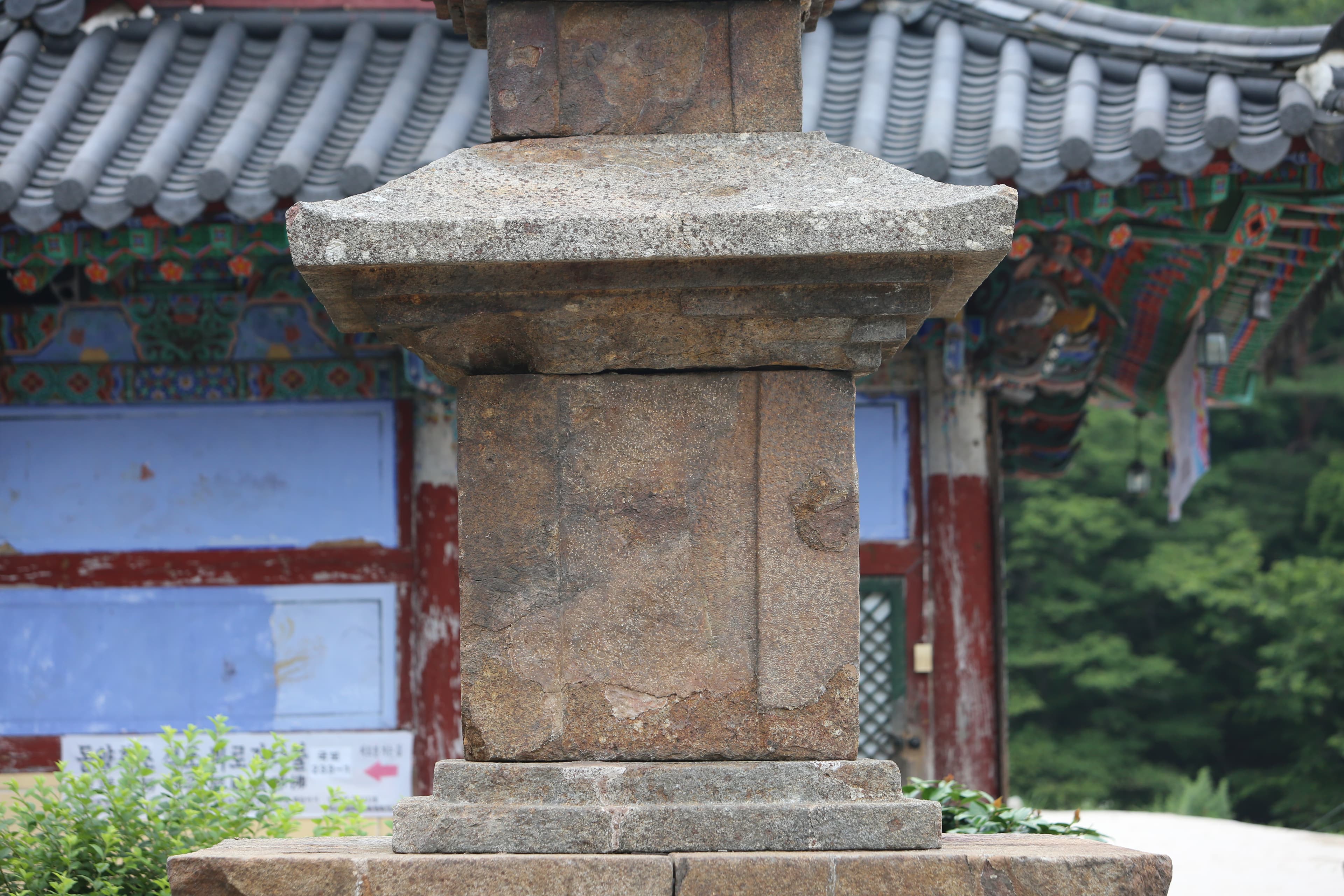 산청 덕산사 삼층석탑 — 산청 덕산사 삼층석탑_1층 탑신부(남측면)_건축_2016년(자료출처 : 국립문화재연구소)