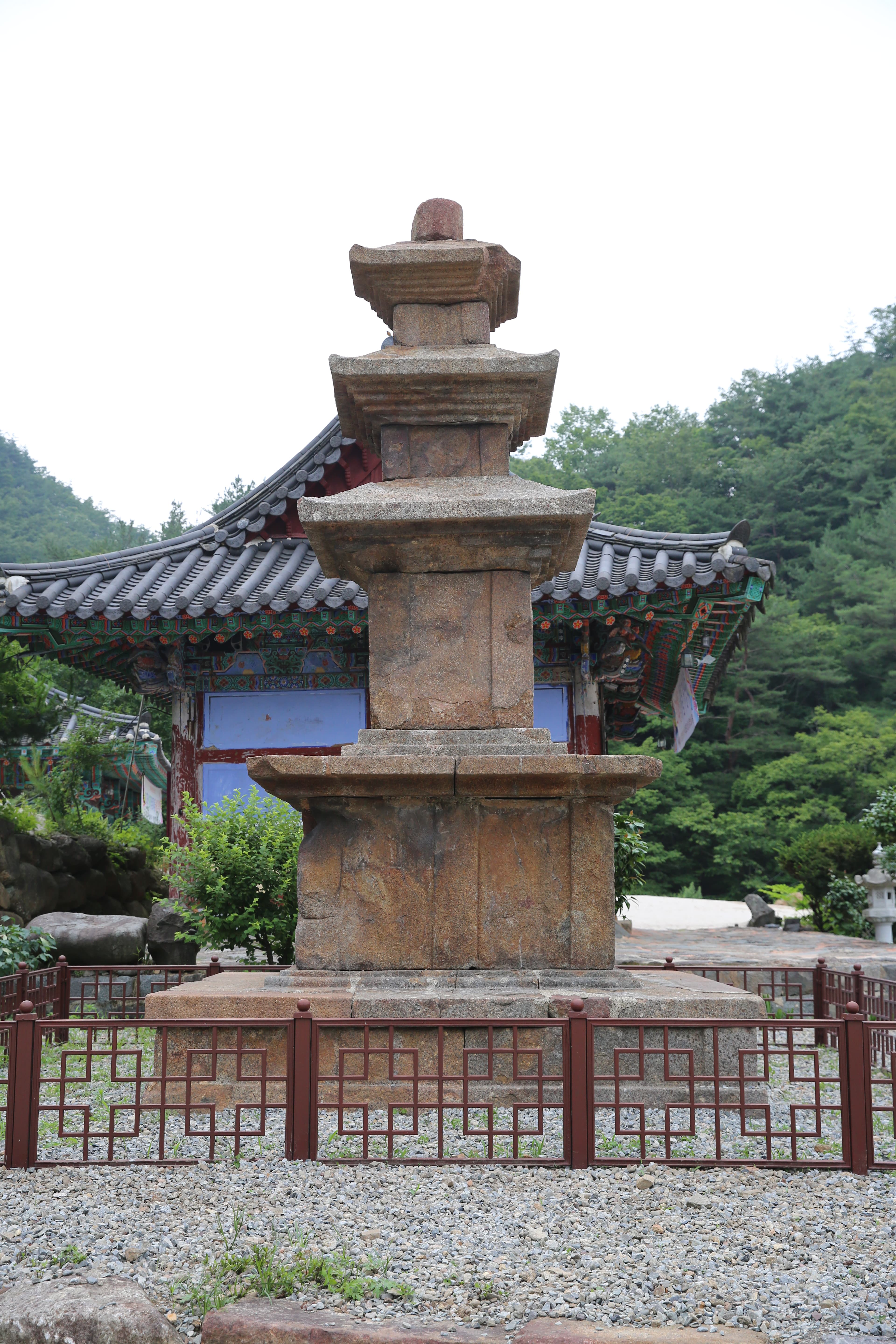 산청 덕산사 삼층석탑 — 산청 덕산사 삼층석탑_남측면(좌측면)_건축_2016년(자료출처 : 국립문화재연구소)