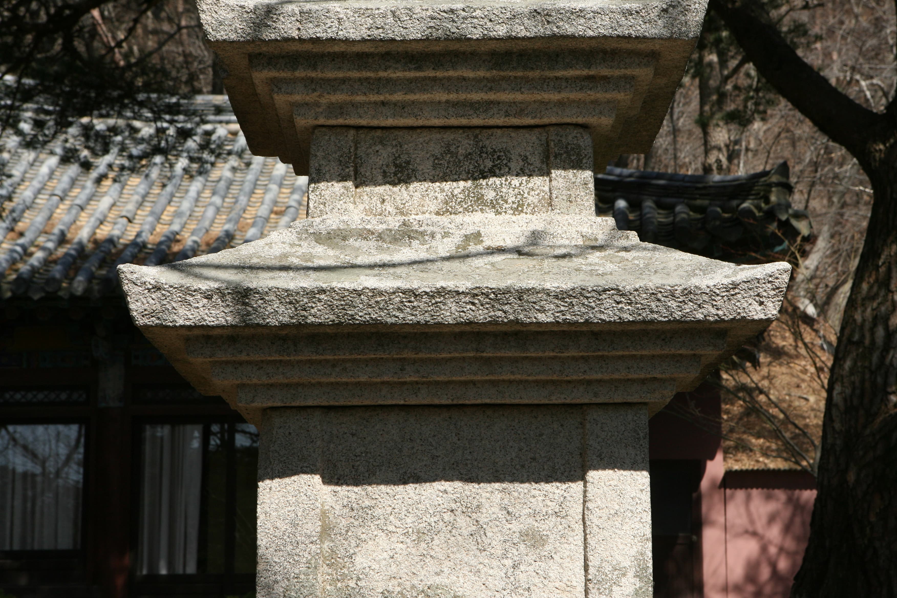 경주 석굴암 삼층석탑 — 경주 석굴암 삼층석탑_1층 옥개석_건축_2009년(출처 : 국립문화재연구소)