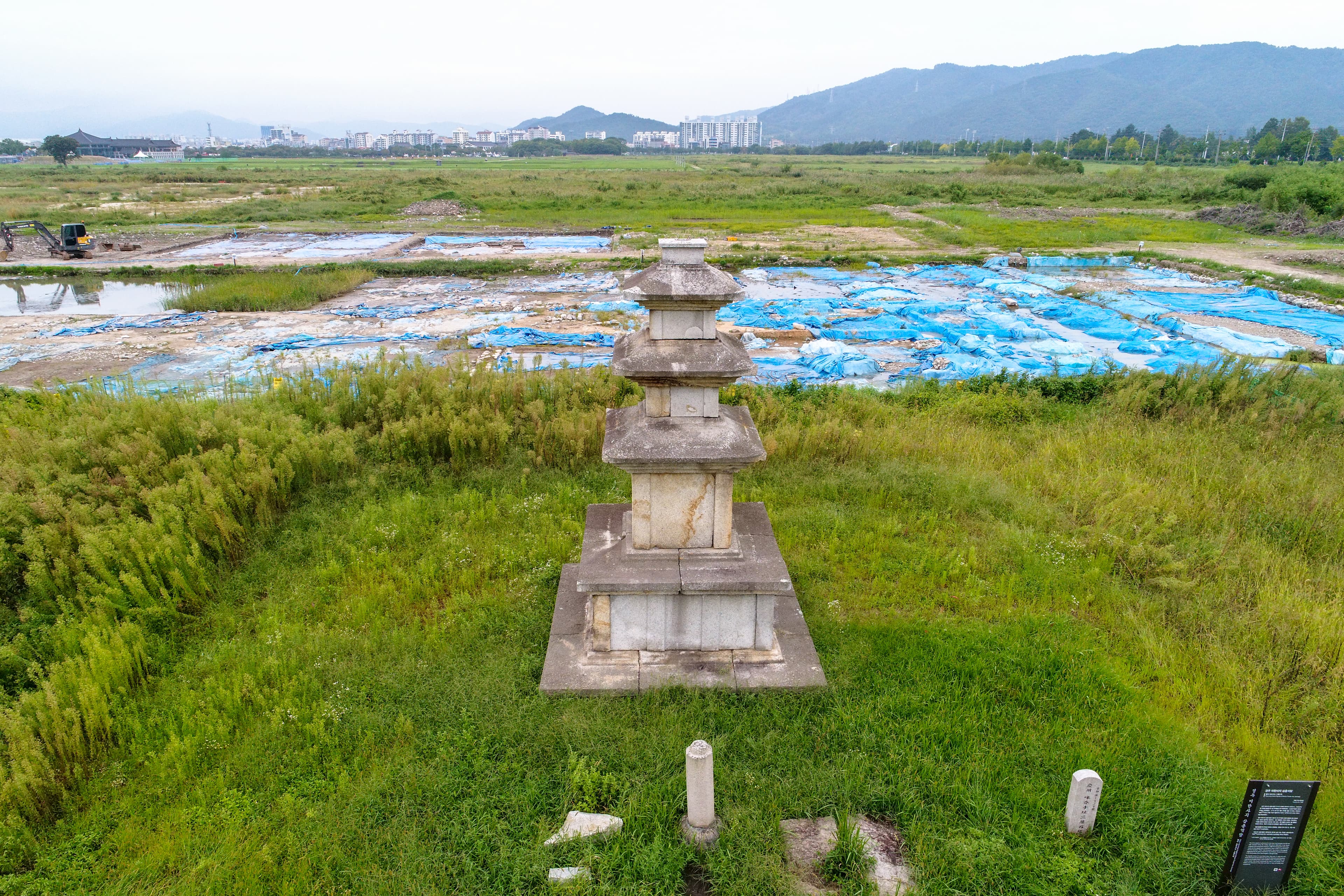 경주 미탄사지 삼층석탑 — 경주 미탄사지 삼층석탑