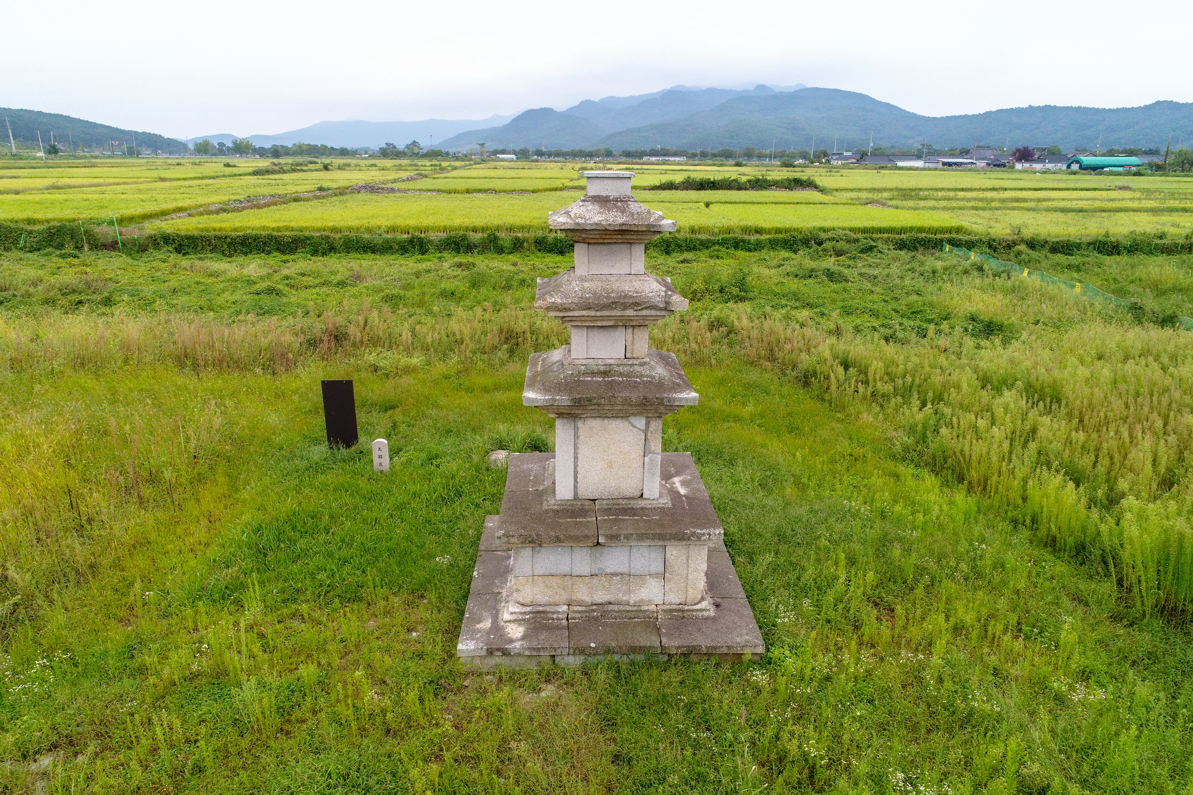 경주 미탄사지 삼층석탑 — 경주 미탄사지 삼층석탑