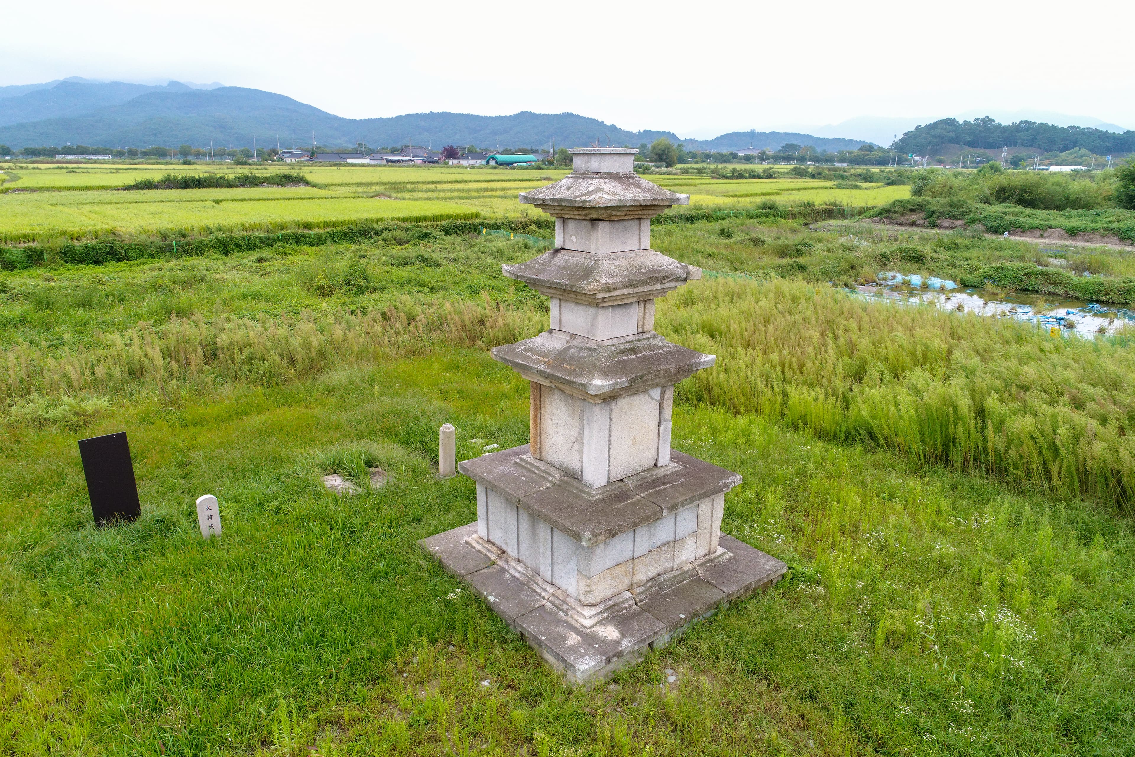 경주 미탄사지 삼층석탑 — 경주 미탄사지 삼층석탑