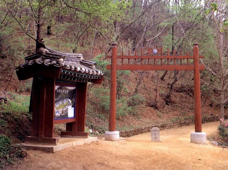 연천 숭의전지 — 홍살문