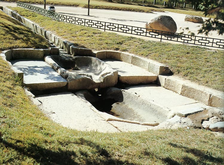 경주 동궁과 월지 — 원지의입수구시설