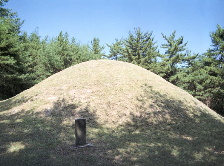 경주 진지왕릉 — 경주 진지왕릉 근경