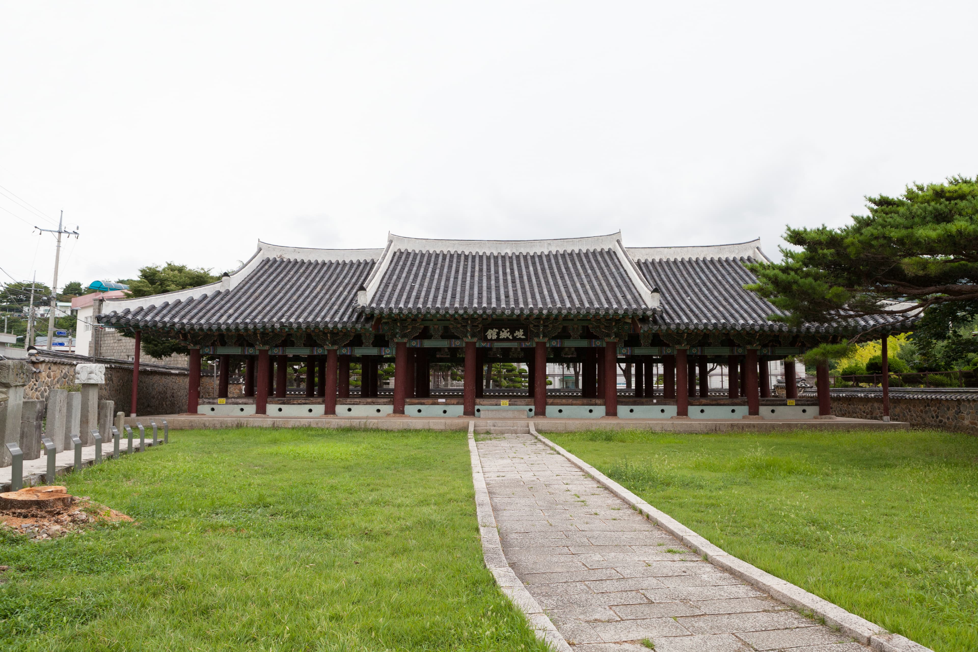 거제현 관아 — 거제현 관아 객사기성관 (촬영년도 : 2015년)