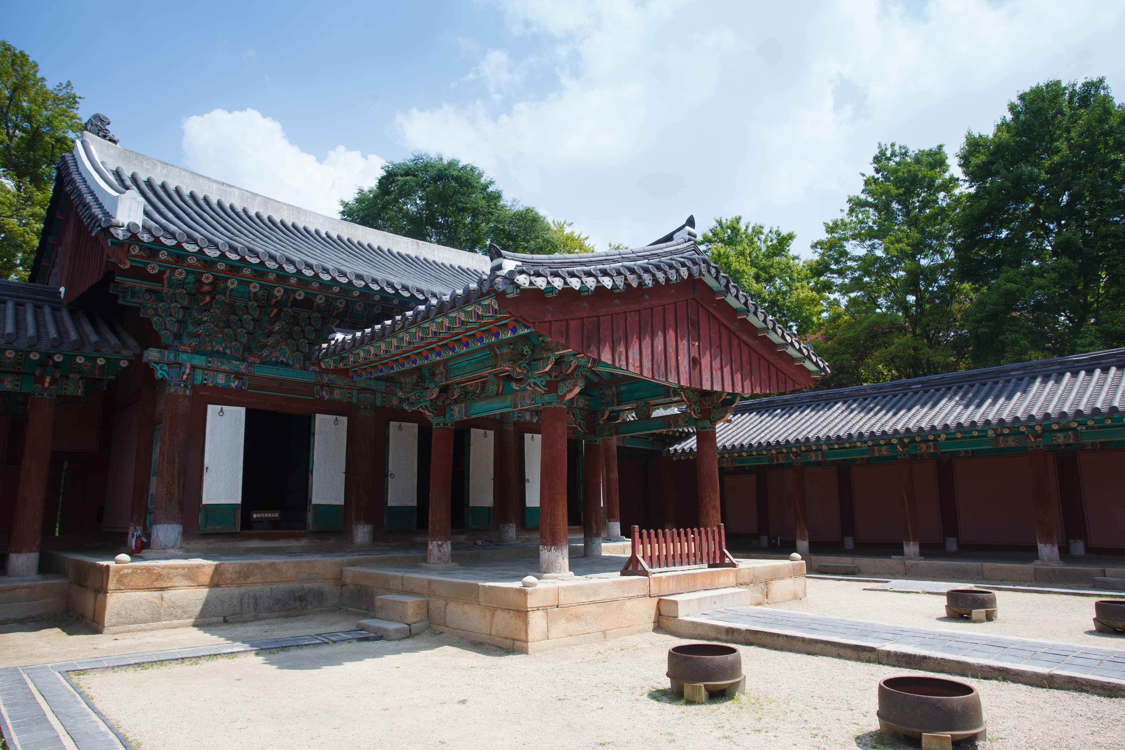 전주 경기전 — 전주 경기전_좌측에서 바라 본 본전 (촬영년도 : 2015년)