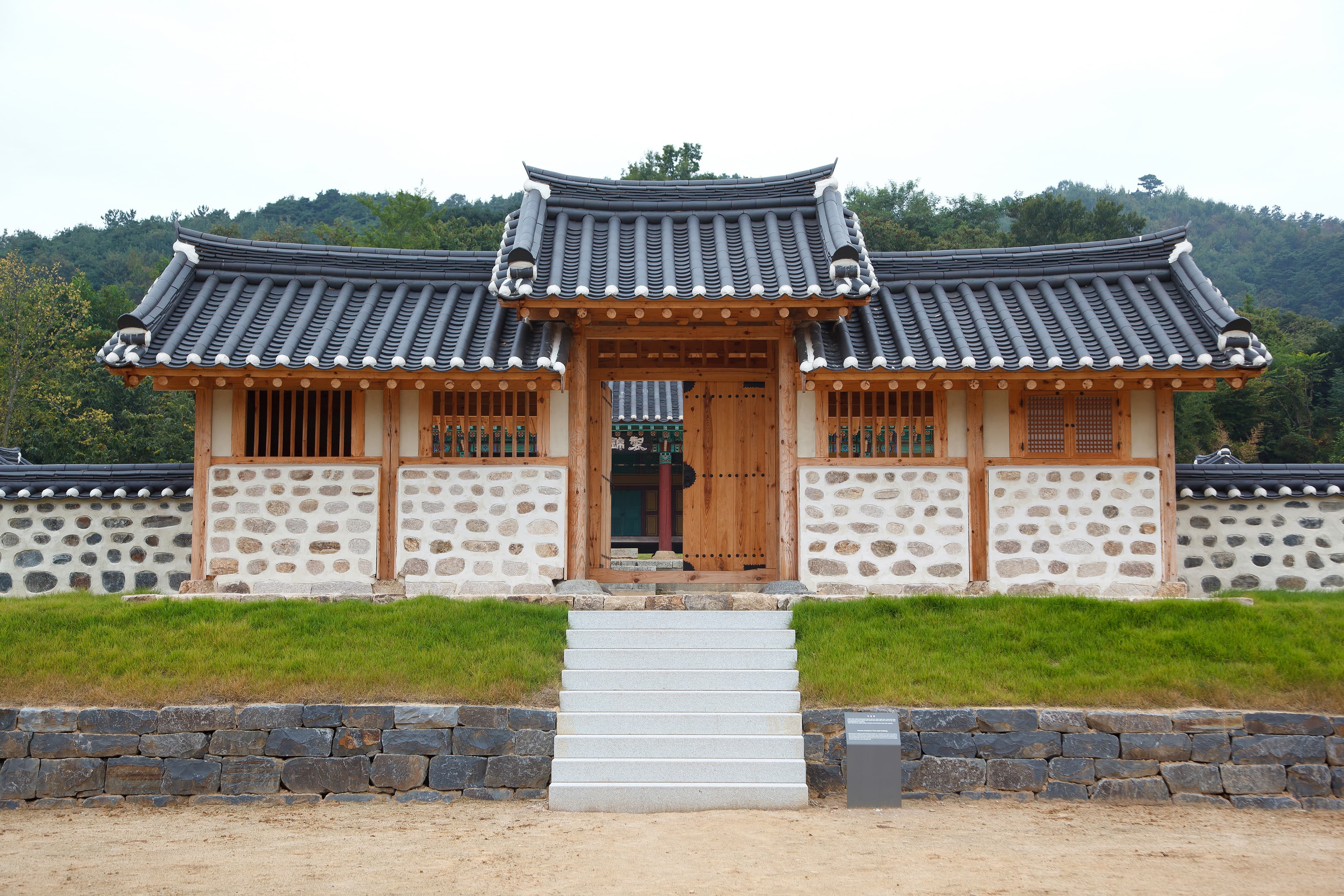 부여 홍산현 관아 — 부여 홍산현 관아_내삼문 (촬영년도 : 2015년)