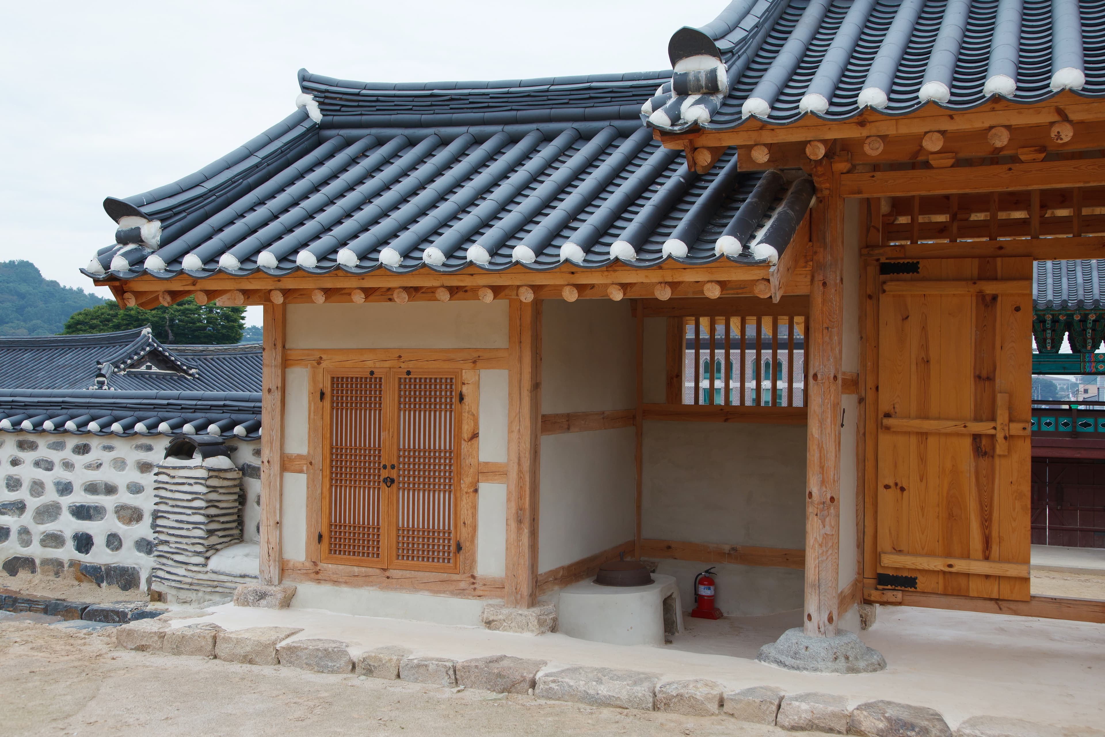 부여 홍산현 관아 — 부여 홍산현 관아_내삼문과 문간채 (촬영년도 : 2015년)