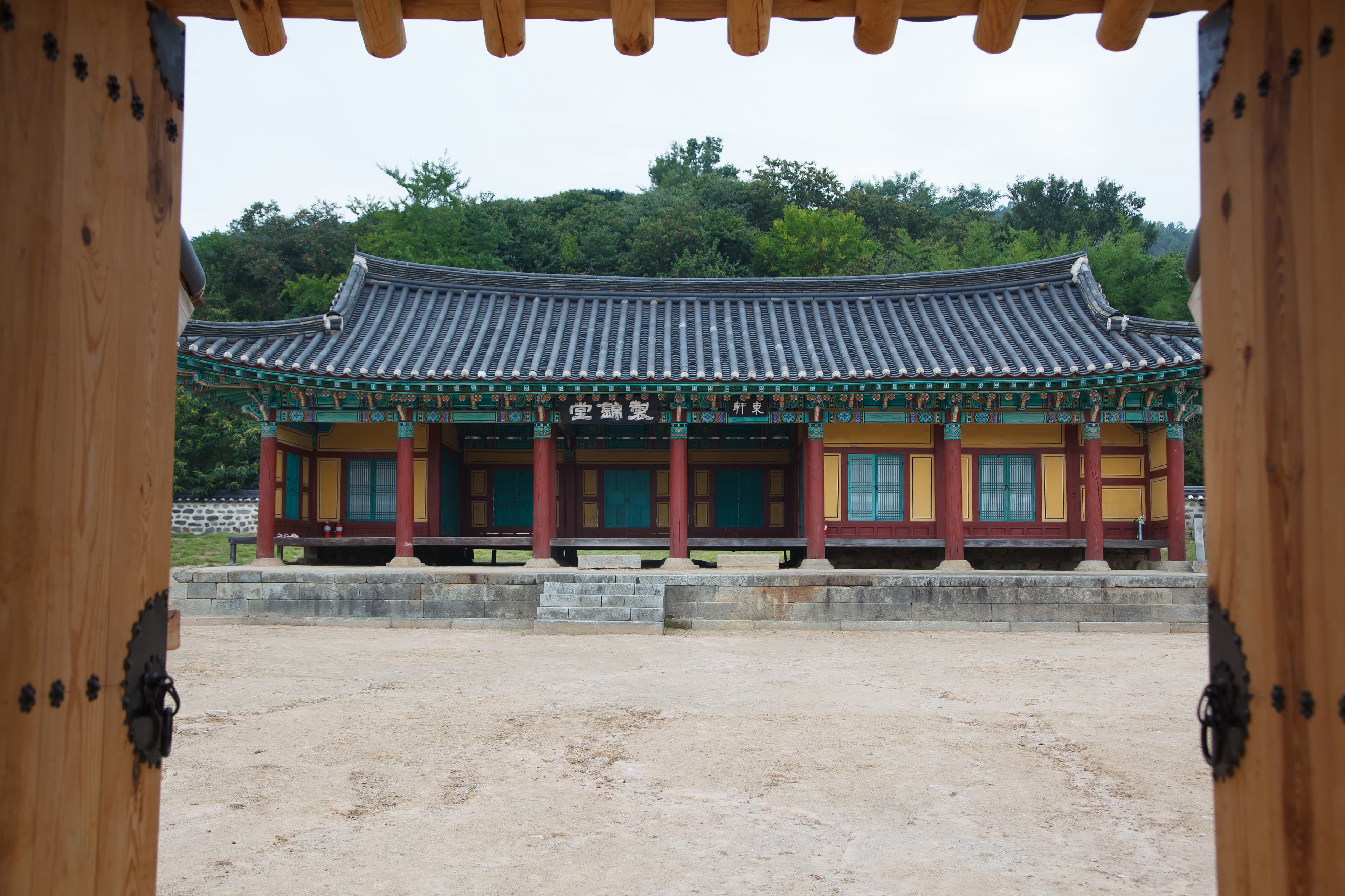 부여 홍산현 관아 — 부여 홍산현 관아_내삼문에서 바라본 동헌 전경 (촬영년도 : 2015년)