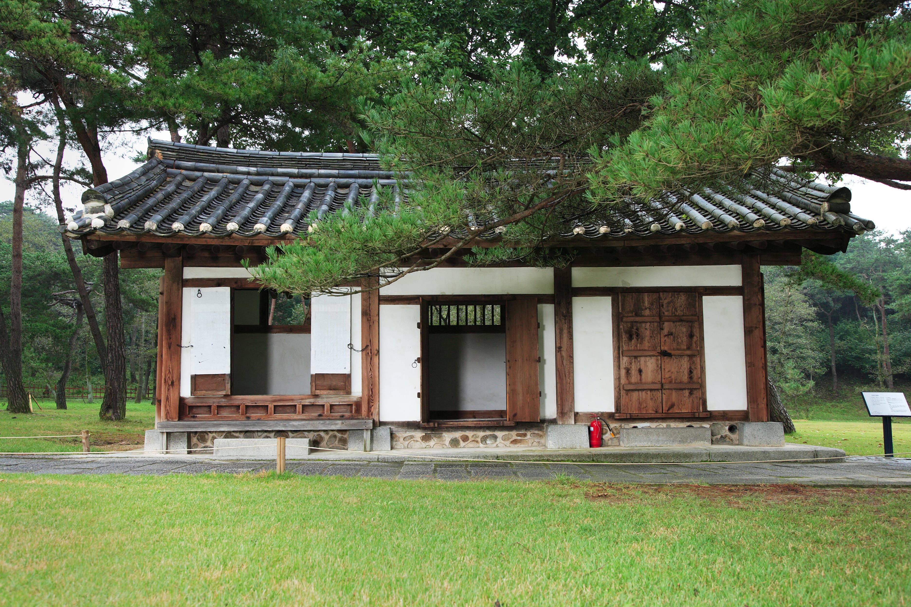 여주 영릉과 영릉 — 여주 영릉과 영릉_영릉(英陵) 수복방 정면_미술_2007년(출처 : 국립문화재연구소)