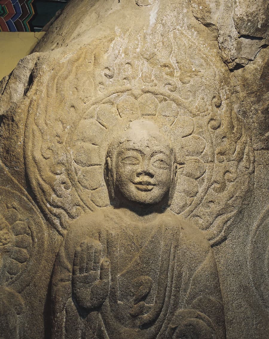 서산 용현리 마애여래삼존상 — 서산 용현리 마애여래삼존상 본존불입상