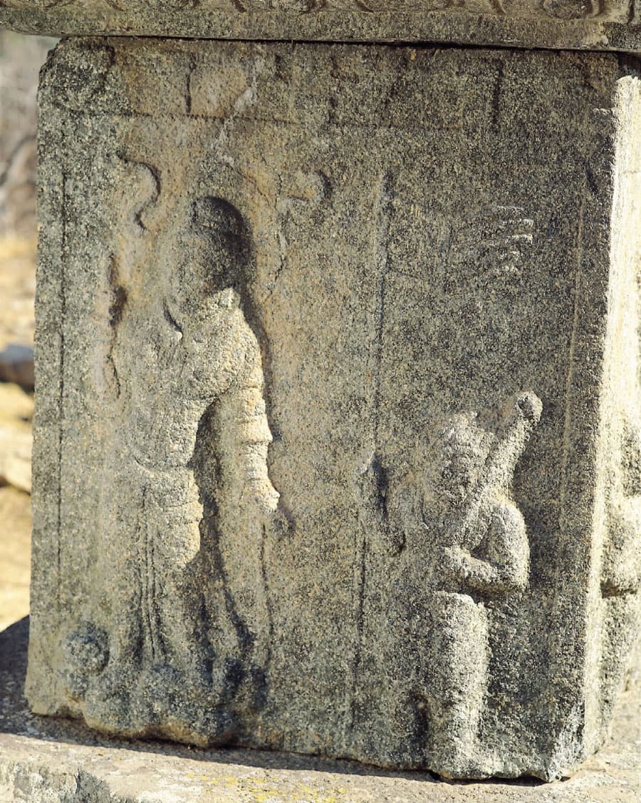 남원 실상사 백장암 삼층석탑 — 남원 실상사 백장암 삼층석탑 초층탑신의 사천왕상(다문천)과 동자상