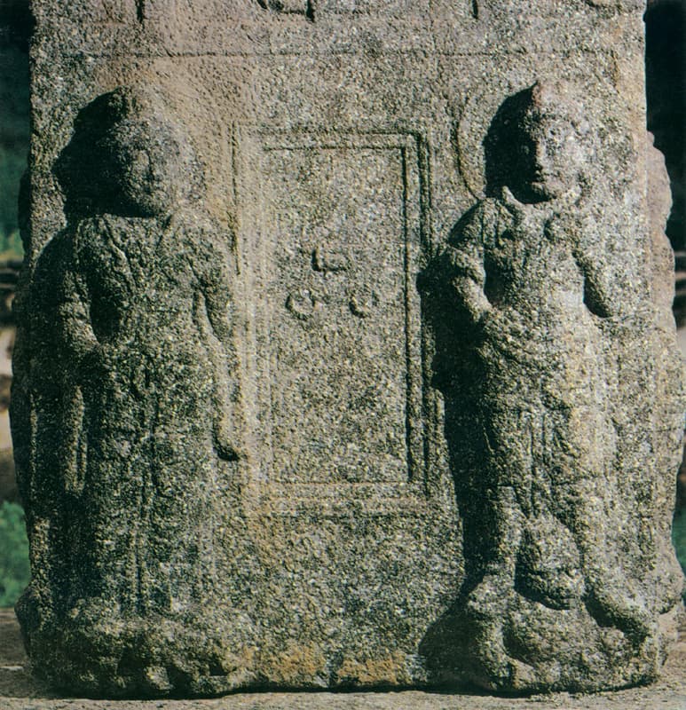 남원 실상사 백장암 삼층석탑 — 남원 실상사 백장암 삼층석탑(문비와신장상)