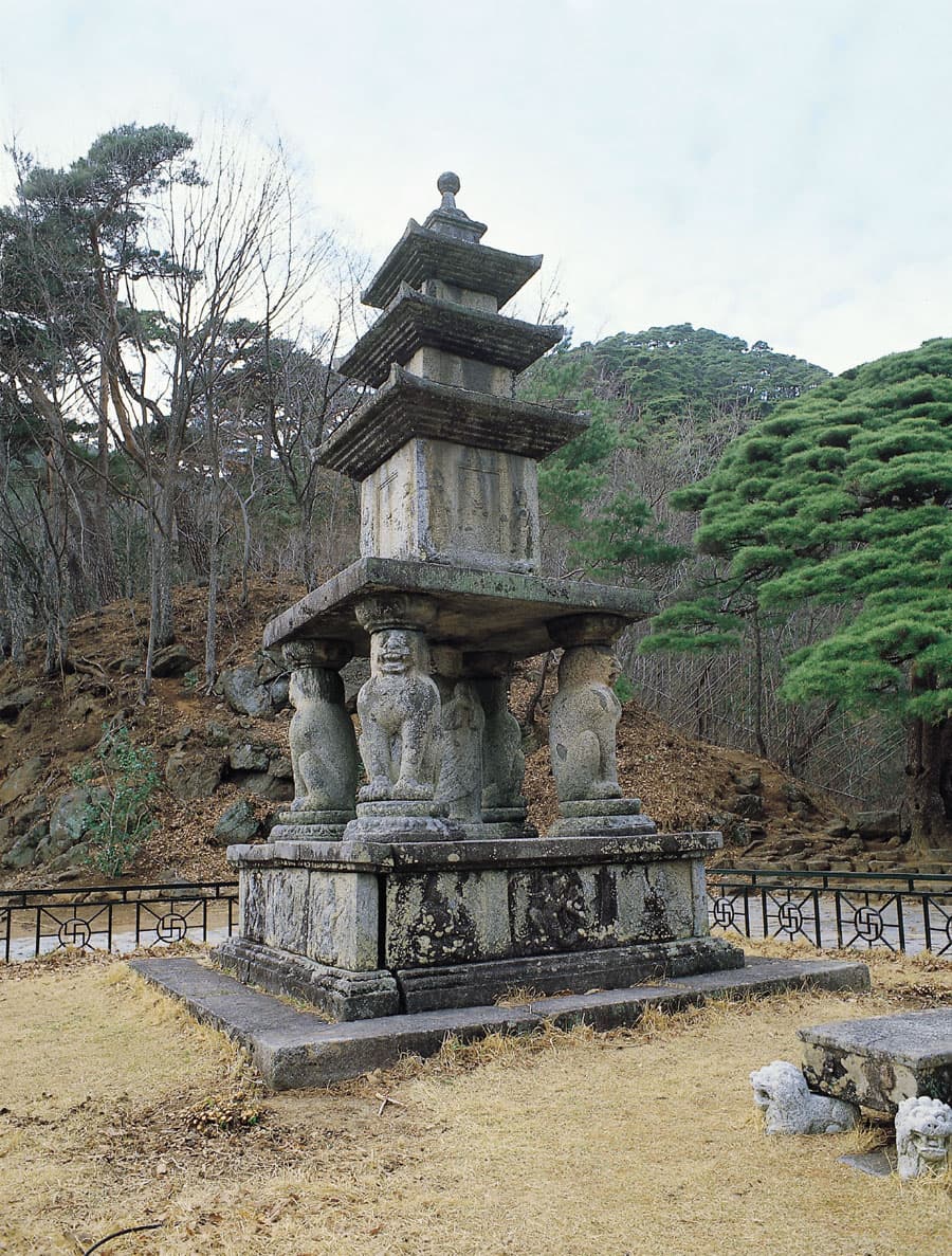 구례 화엄사 사사자 삼층석탑 — 구례 화엄사 사사자 삼층석탑