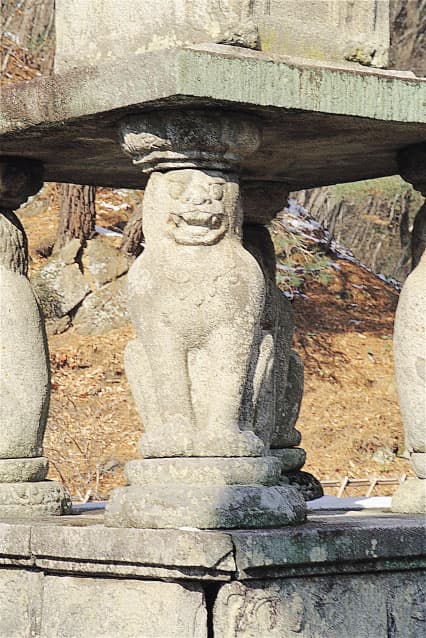 구례 화엄사 사사자 삼층석탑 — 상층기단의 돌사자