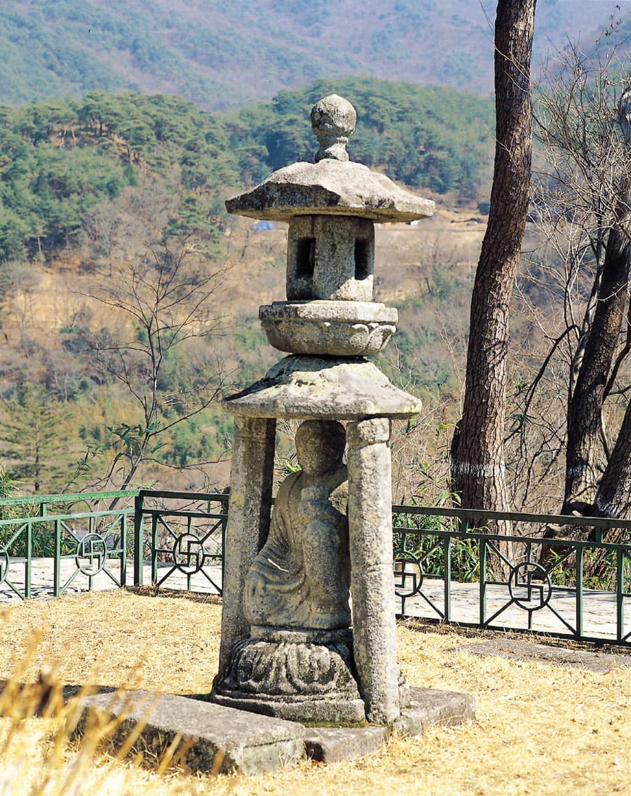 구례 화엄사 사사자 삼층석탑 — 구례 화엄사 사사자 삼층석탑 앞 석등
