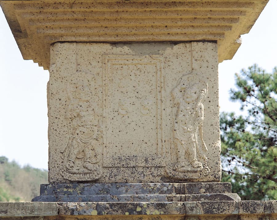 경주 장항리 서 오층석탑 — 1층탑신 서측면 문비형과 인왕상