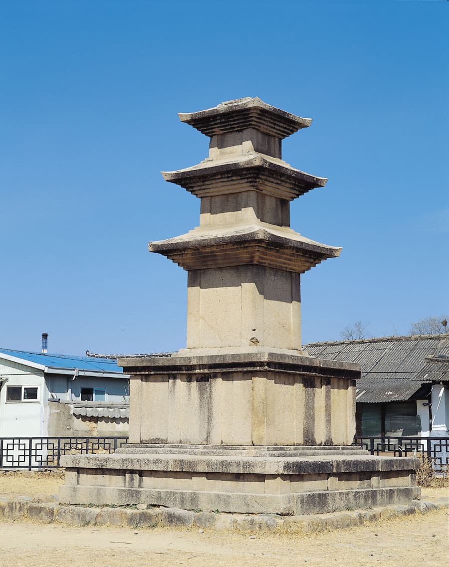 창녕 술정리 동 삼층석탑 — 창녕 술정리 동 삼층석탑