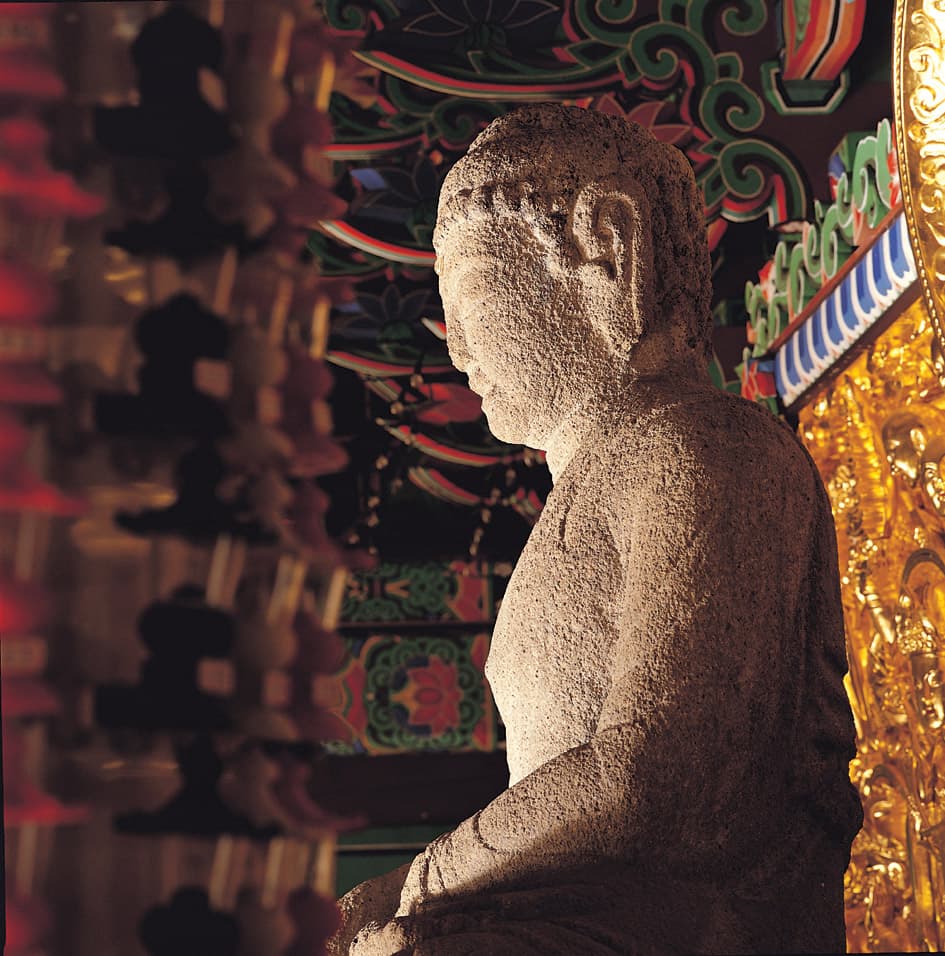 광주 약사암 석조여래좌상 — 여래좌상 상반신 (좌측면 향)