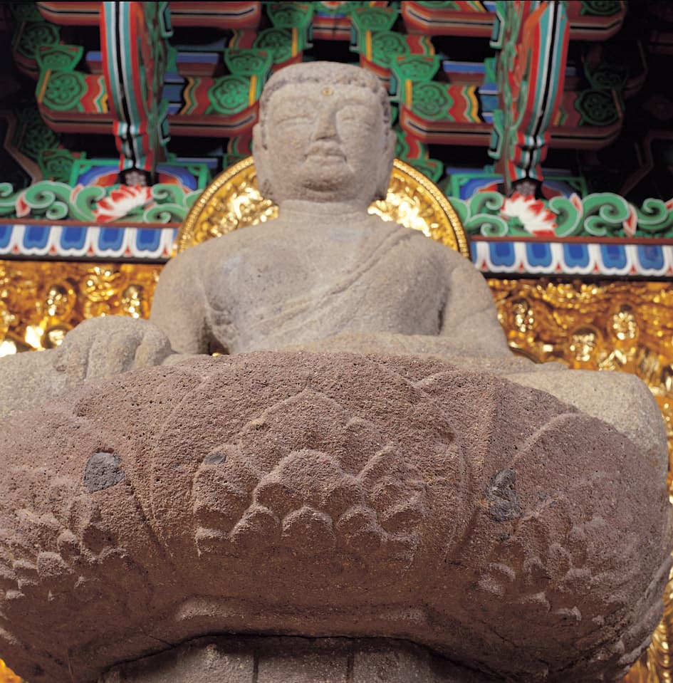 광주 약사암 석조여래좌상 — 장식이 화려한 여래좌상 대좌 앙련