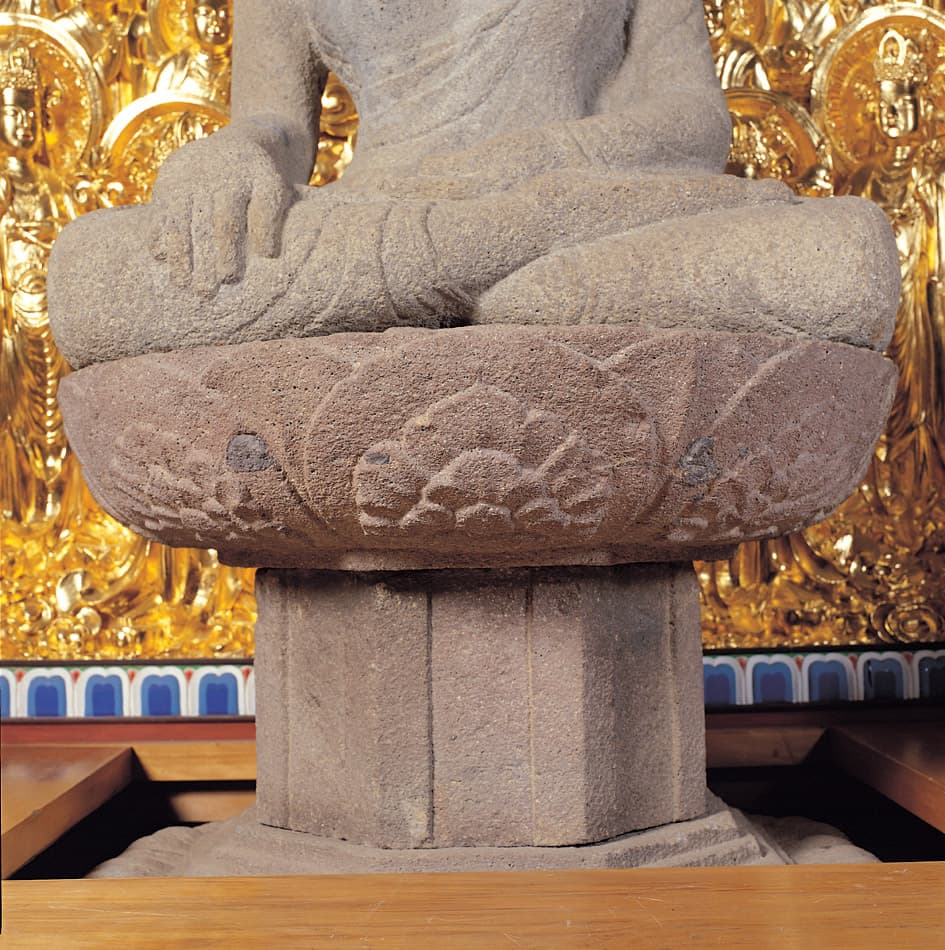 광주 약사암 석조여래좌상 — 여래좌상 무릎 및 손 모양과 대좌 앙련석