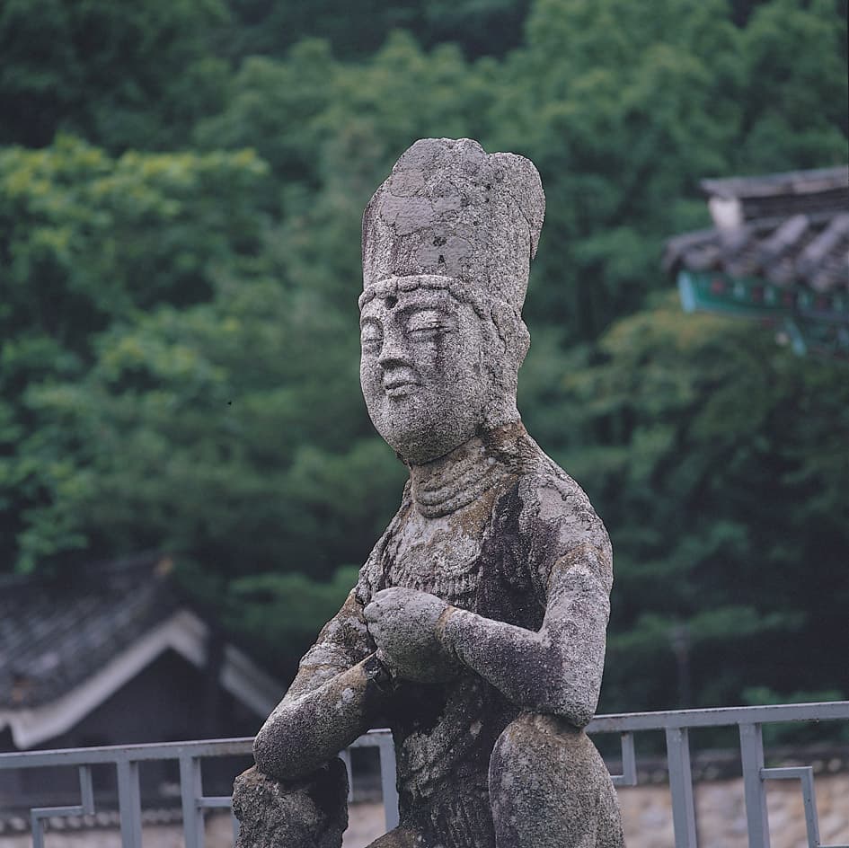 평창 월정사 석조보살좌상 — 보살좌상 상반신(좌측면 향)