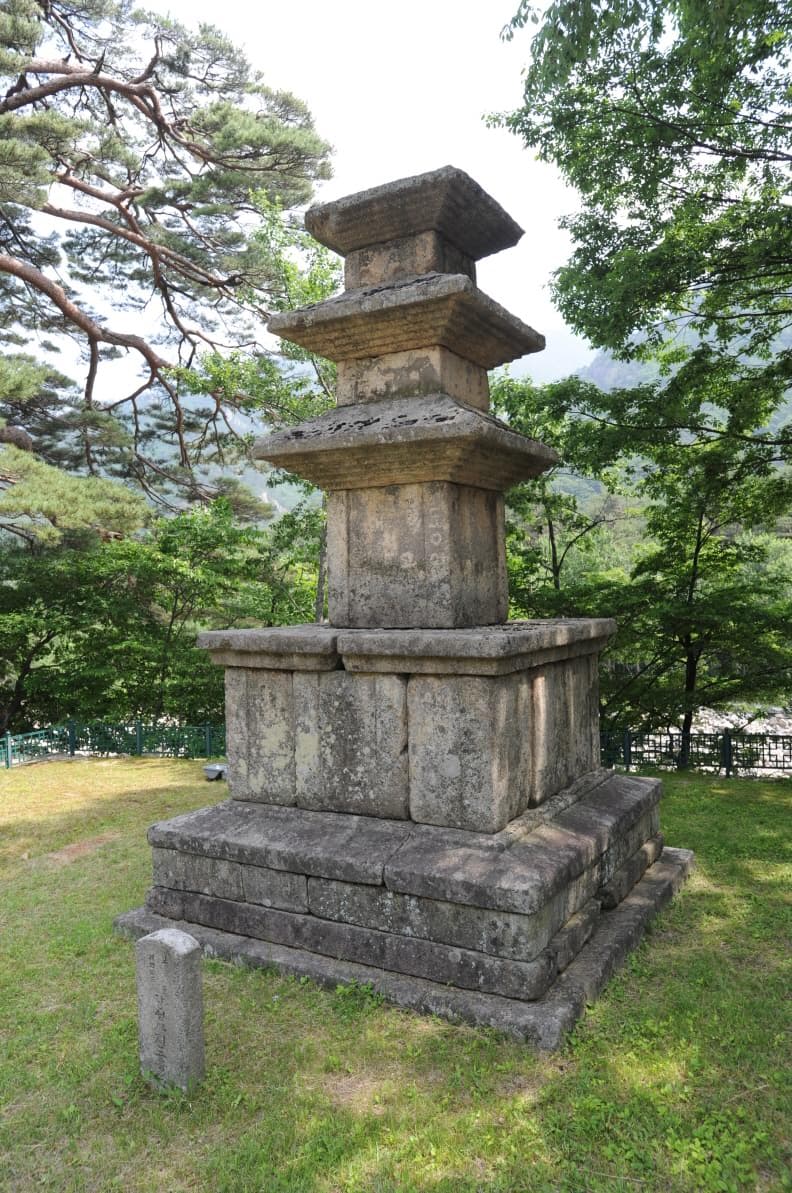 속초 향성사지 삼층석탑 — 속초 향성사지 삼층석탑 (촬영:문화재청)