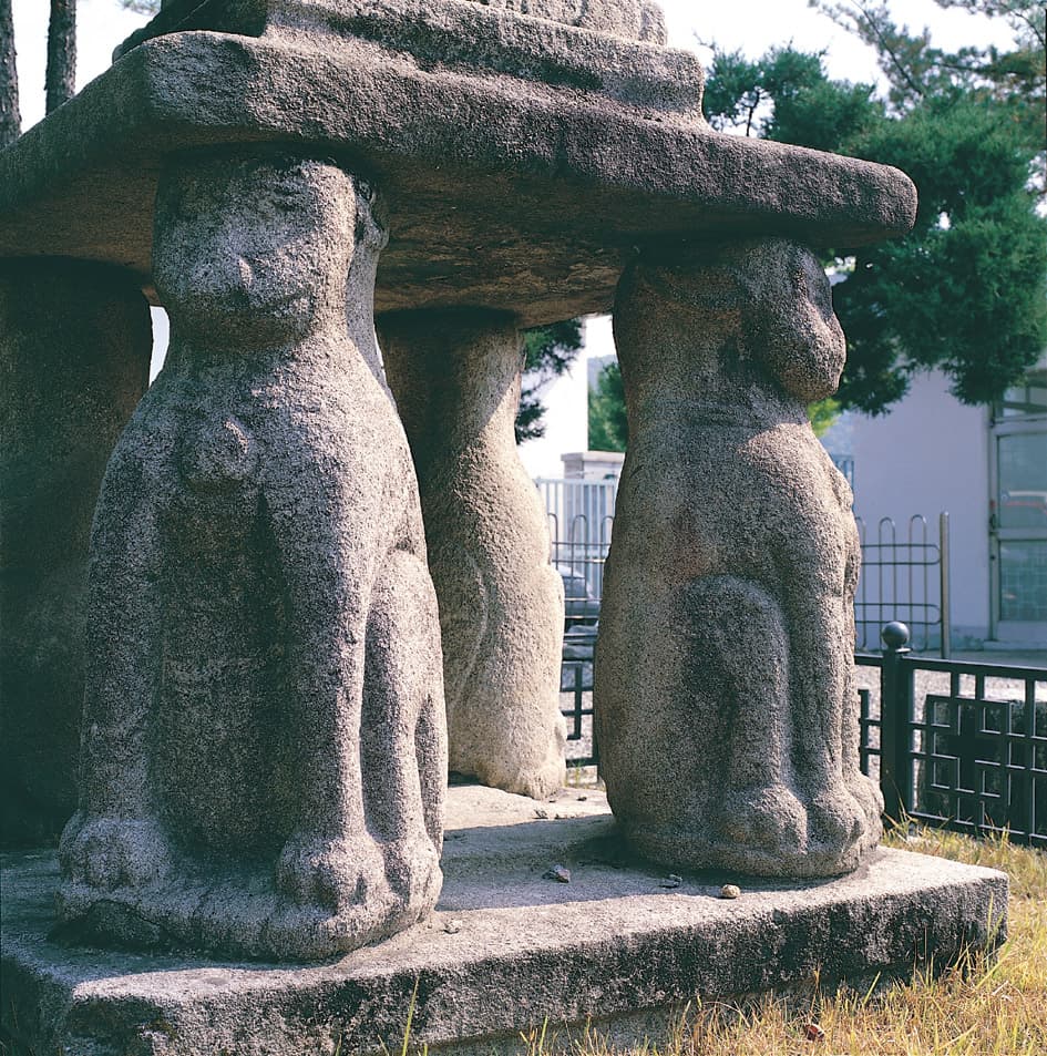 홍천 괘석리 사사자 삼층석탑 — 상층기단부의 사사자상