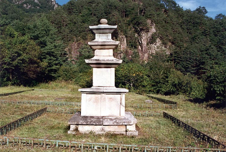인제 한계사지 남 삼층석탑 — 인제 한계사지 남 삼층석탑