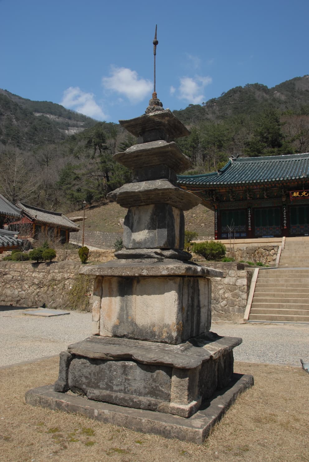 동해 삼화사 삼층석탑 — 동해 삼화사 삼층석탑(촬영:문화재청)