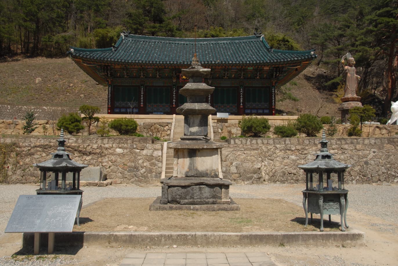 동해 삼화사 삼층석탑 — 동해 삼화사 삼층석탑(촬영:문화재청)