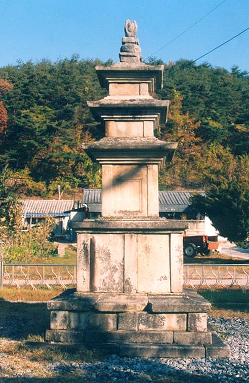 단양 향산리 삼층석탑 — 단양 향산리 삼층석탑