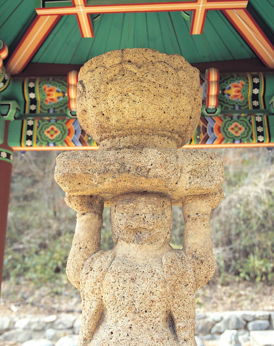 보은 법주사 석조희견보살입상 — 머리에 향로를 이고 있는 보살상 상반신