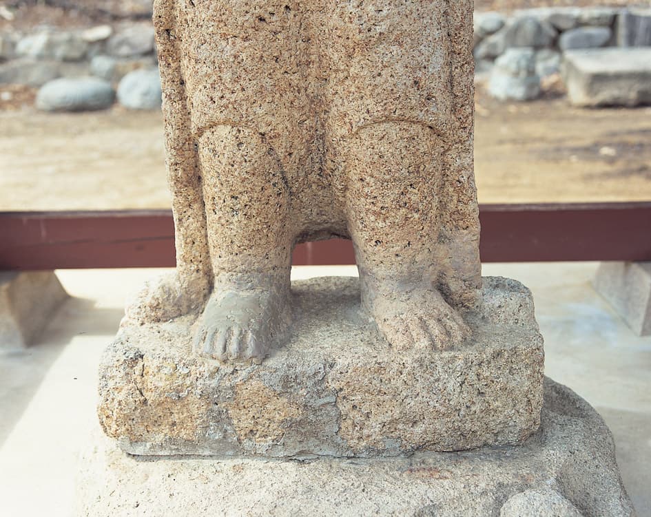 보은 법주사 석조희견보살입상 — 보살상의 두 발 모습